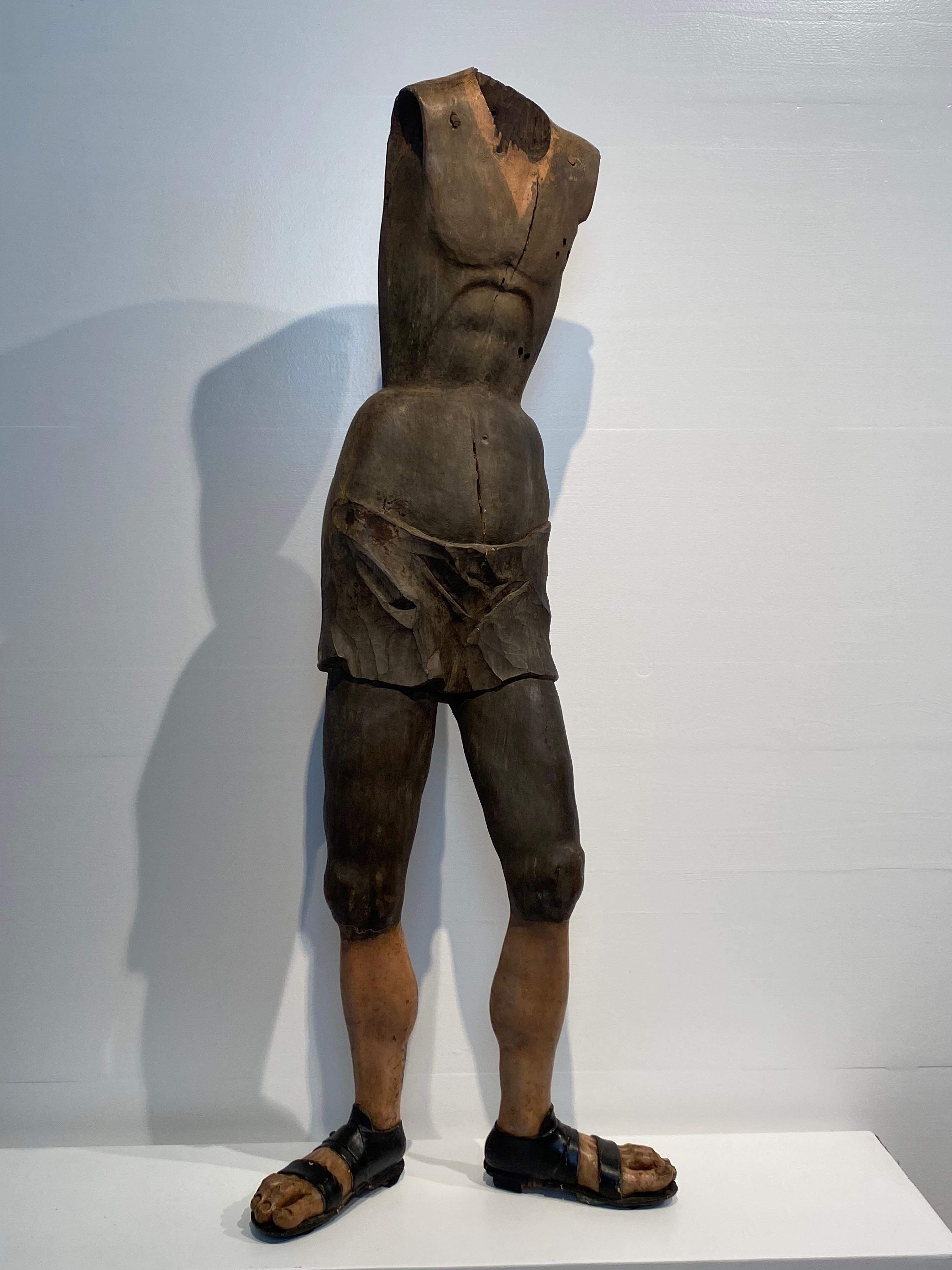 Estatua de madera policromada del siglo XVII en venta 2