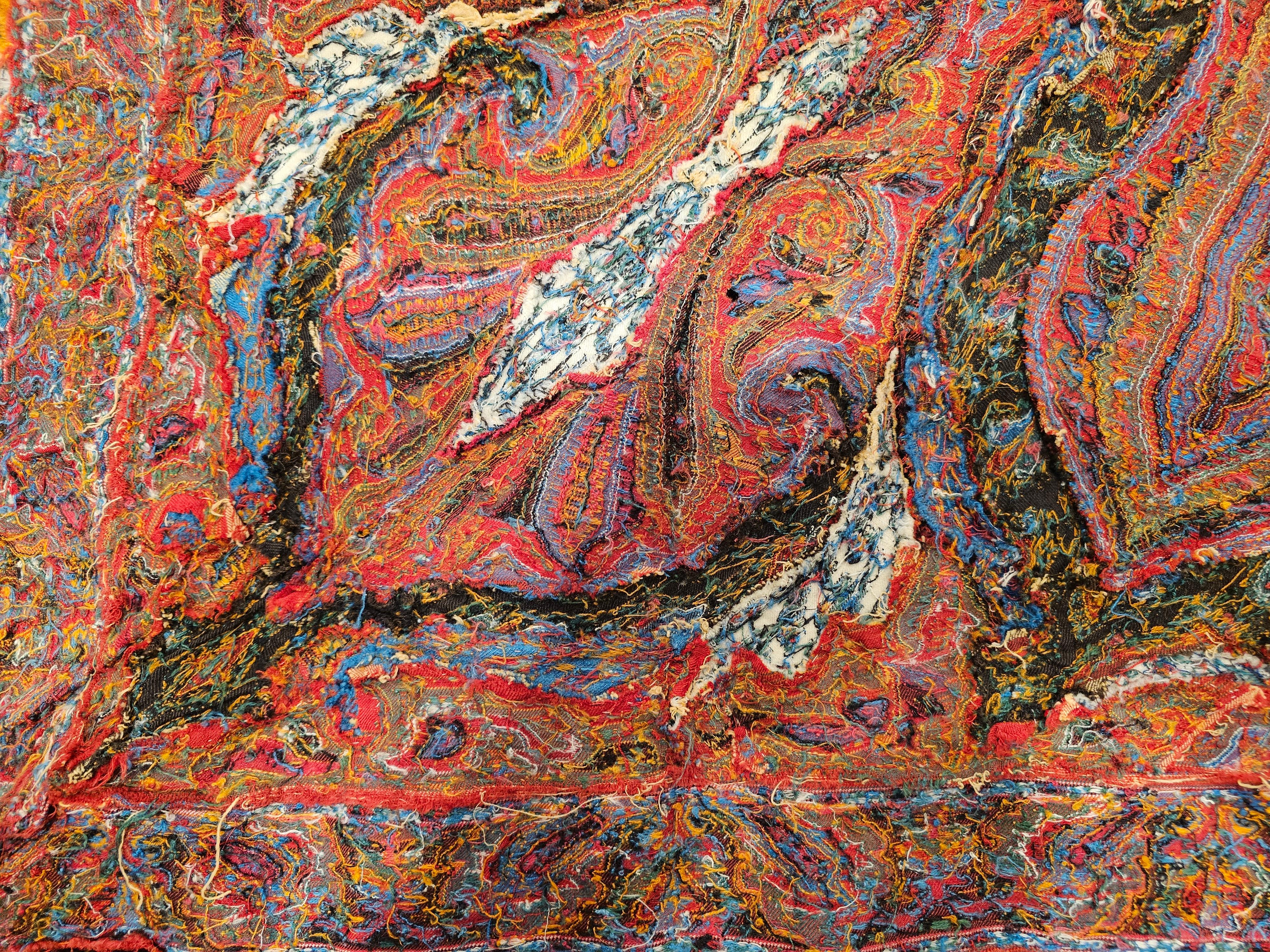 Châle brodé à la main au Cachemire au milieu du 19e siècle, motif papillon en vente 3