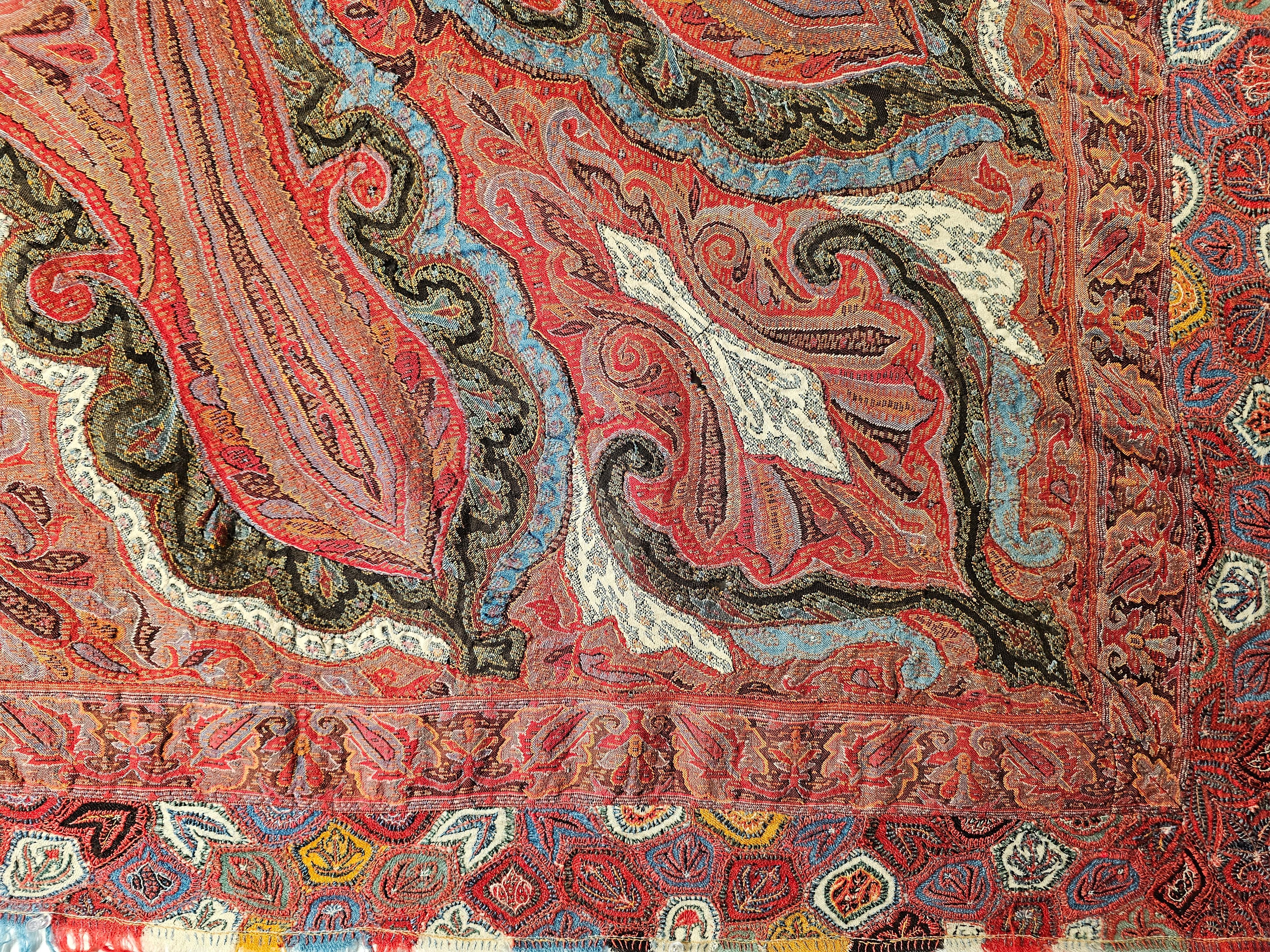 Châle brodé à la main au Cachemire au milieu du 19e siècle, motif papillon Bon état - En vente à Barrington, IL