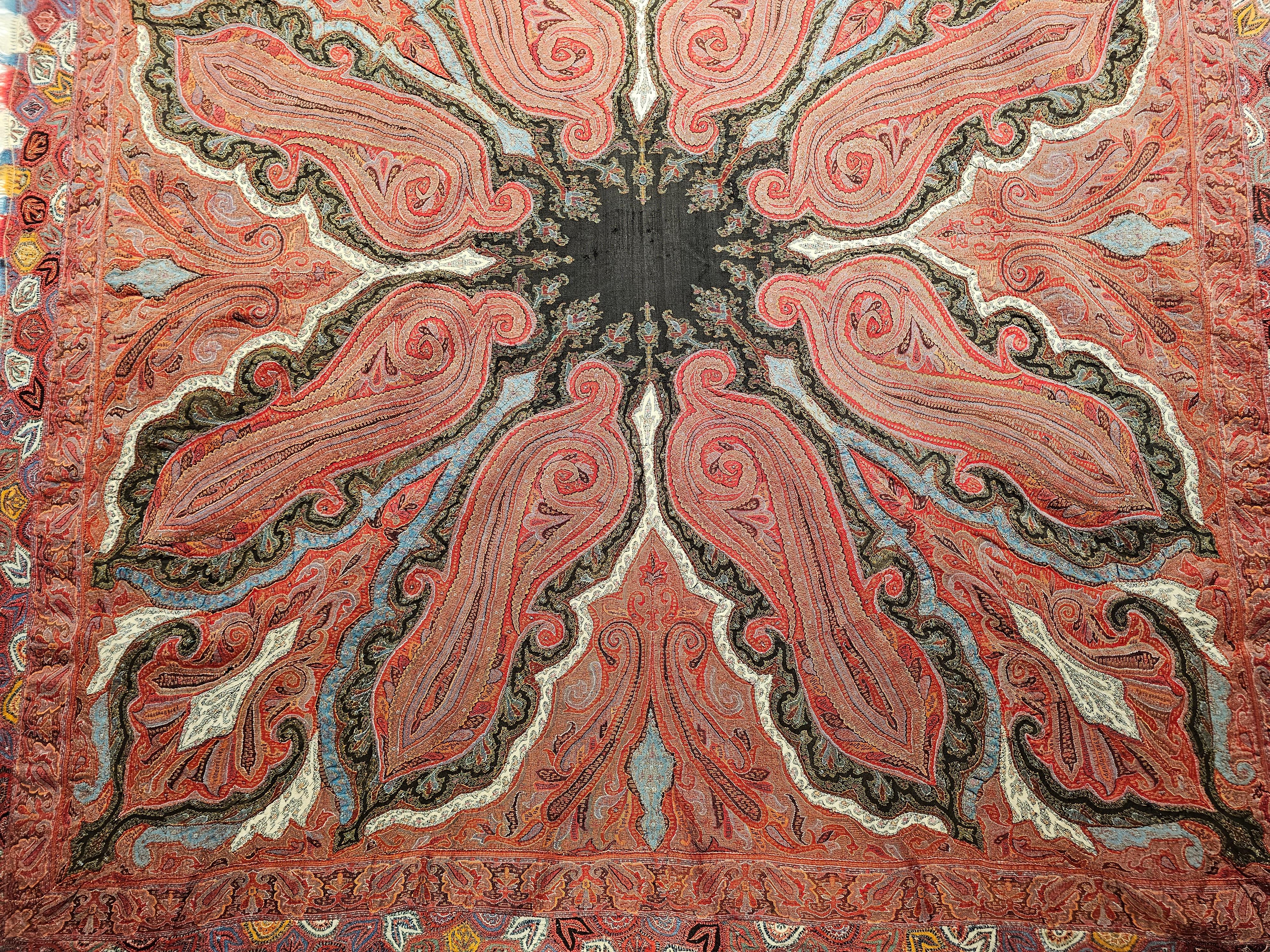 Châle brodé à la main au Cachemire au milieu du 19e siècle, motif papillon en vente 1