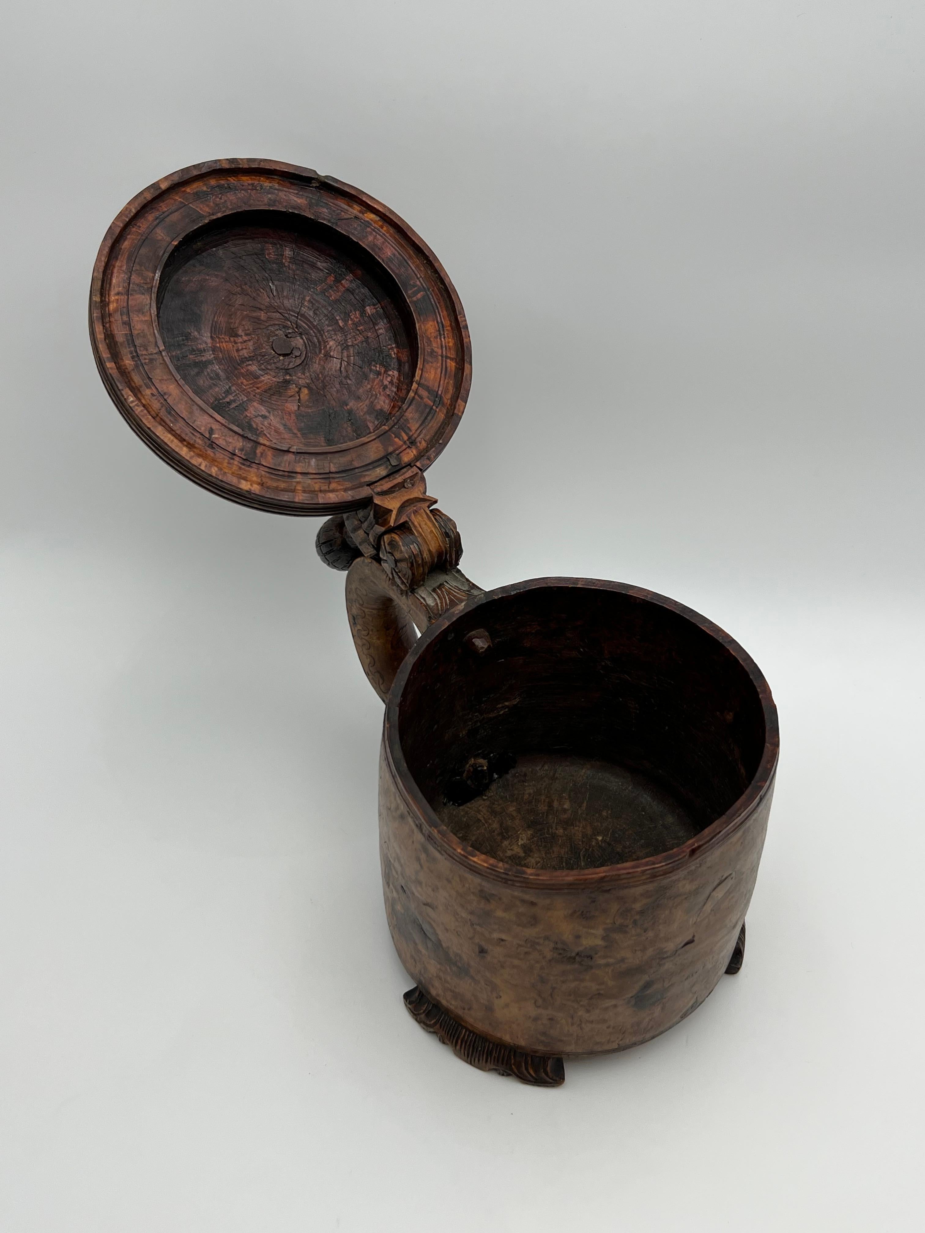 Une chope en bois norvégienne des années 1700, primitive et ancienne, richement sculptée à la main en vente 2