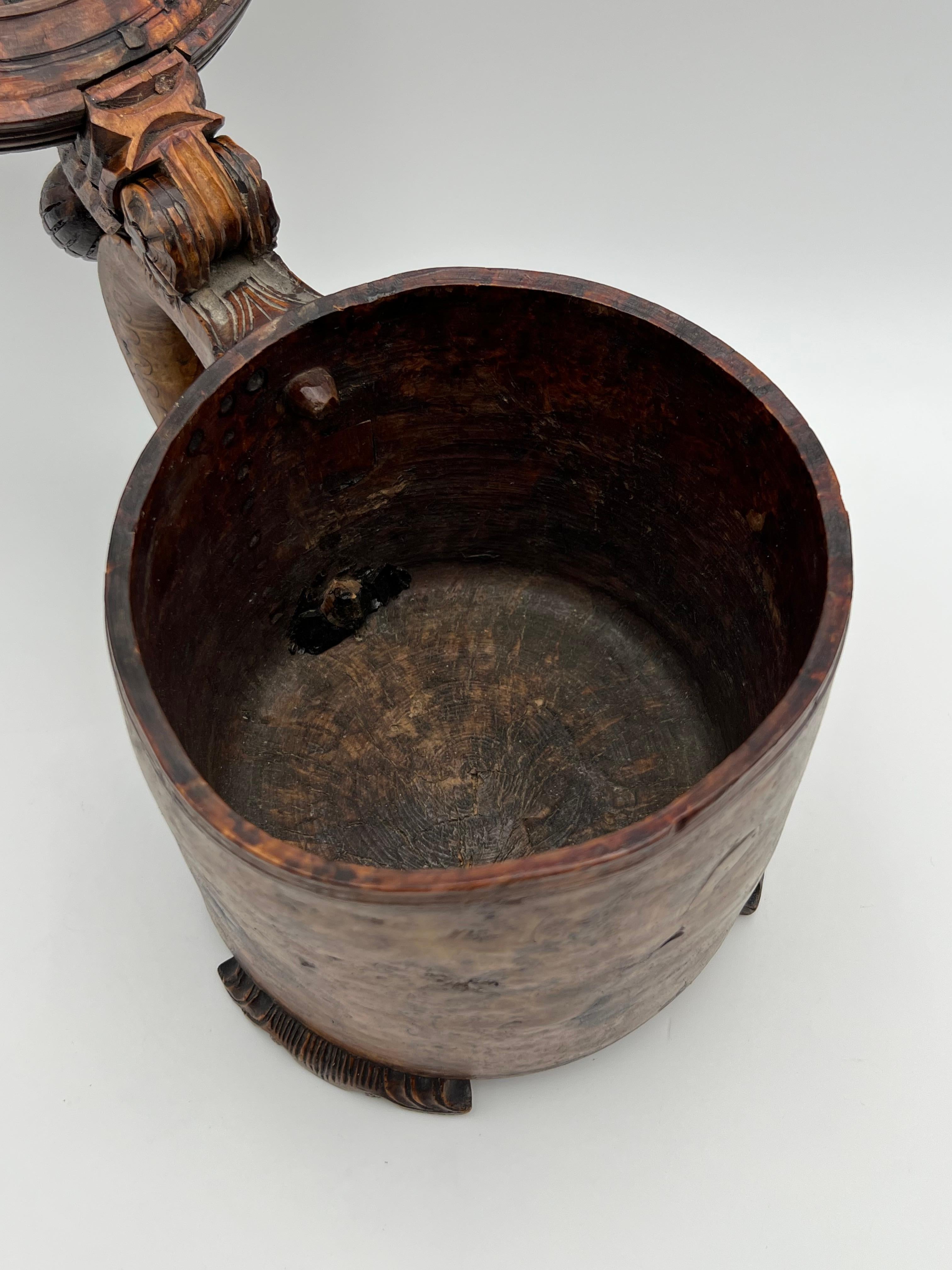 Une chope en bois norvégienne des années 1700, primitive et ancienne, richement sculptée à la main en vente 3