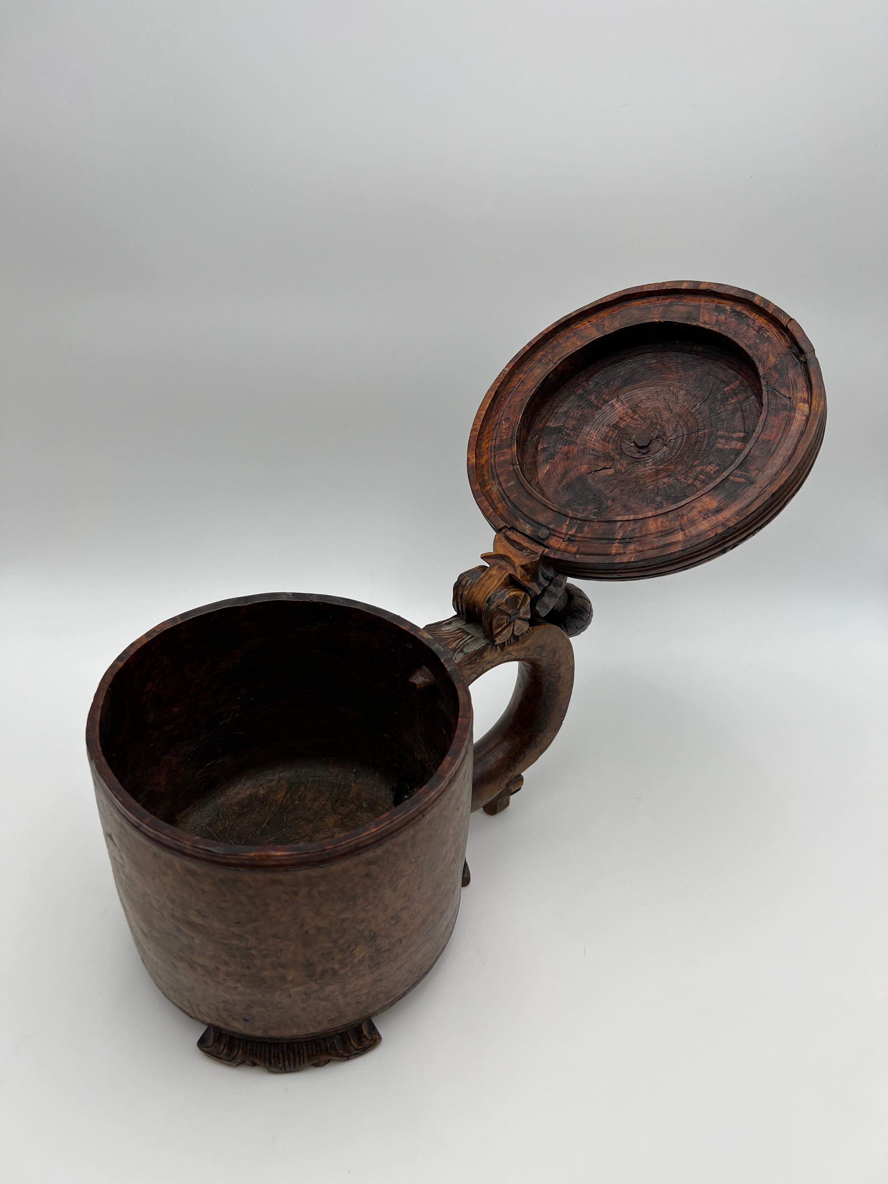 Une chope en bois norvégienne des années 1700, primitive et ancienne, richement sculptée à la main en vente 4