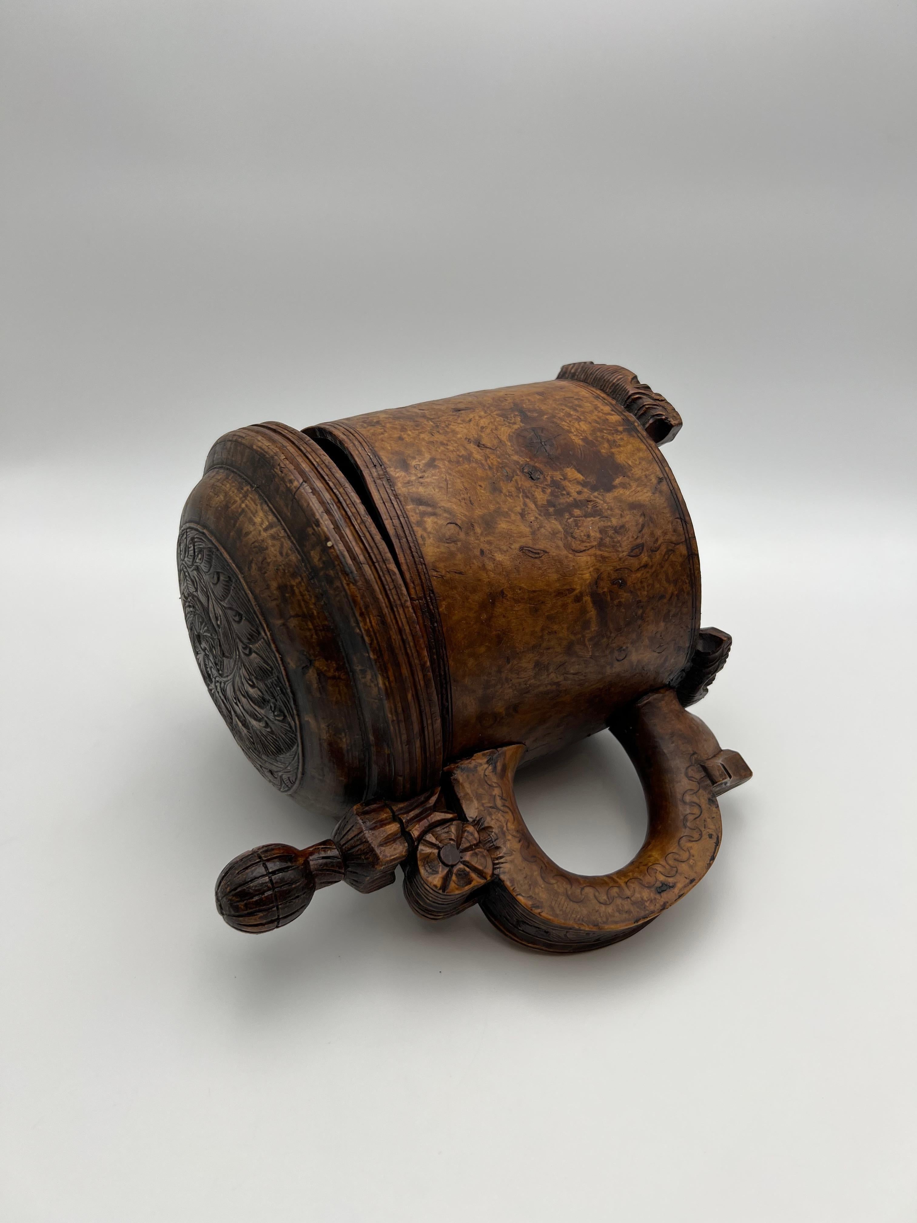 Une chope en bois norvégienne des années 1700, primitive et ancienne, richement sculptée à la main en vente 5