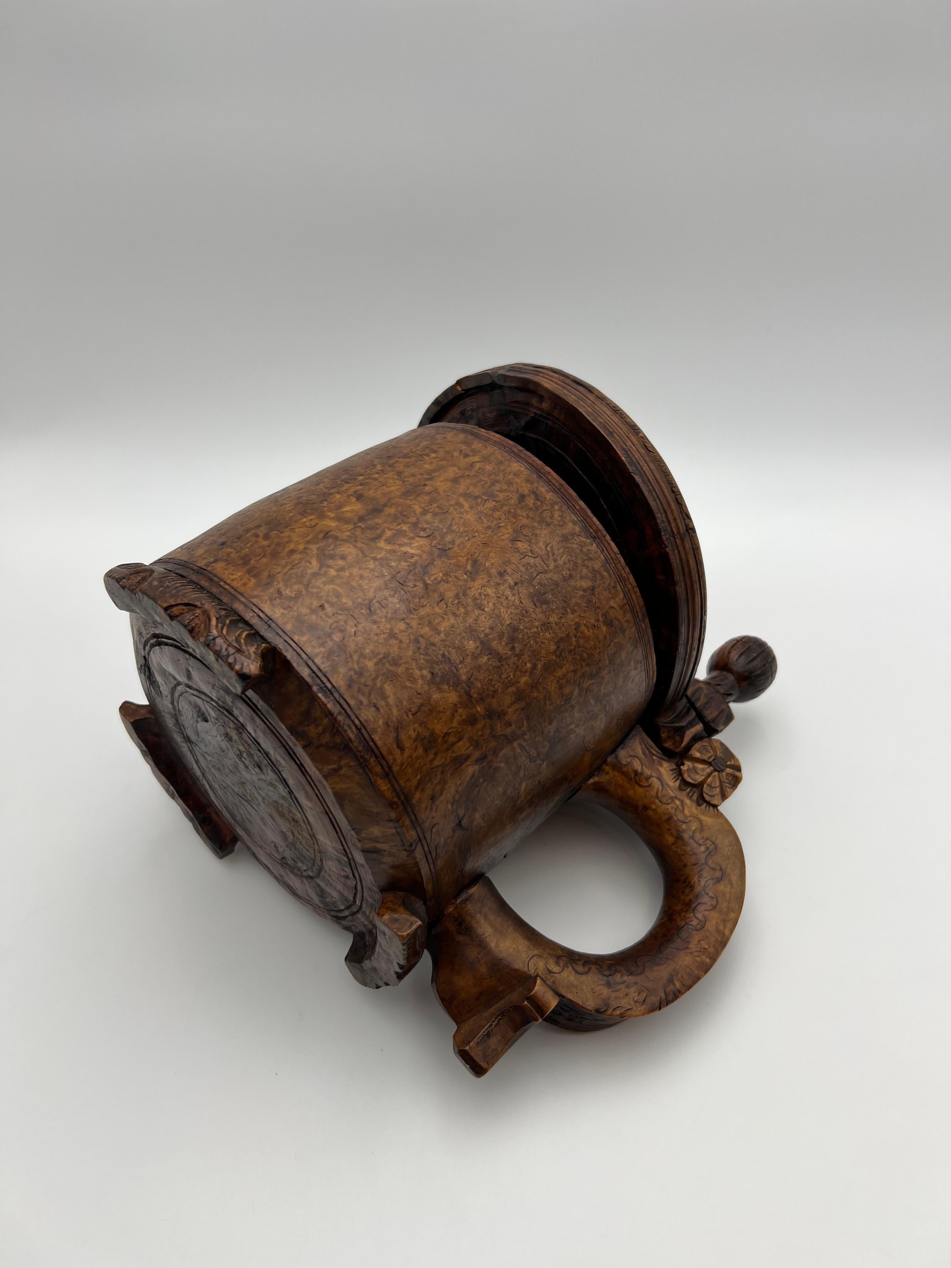Une chope en bois norvégienne des années 1700, primitive et ancienne, richement sculptée à la main en vente 6
