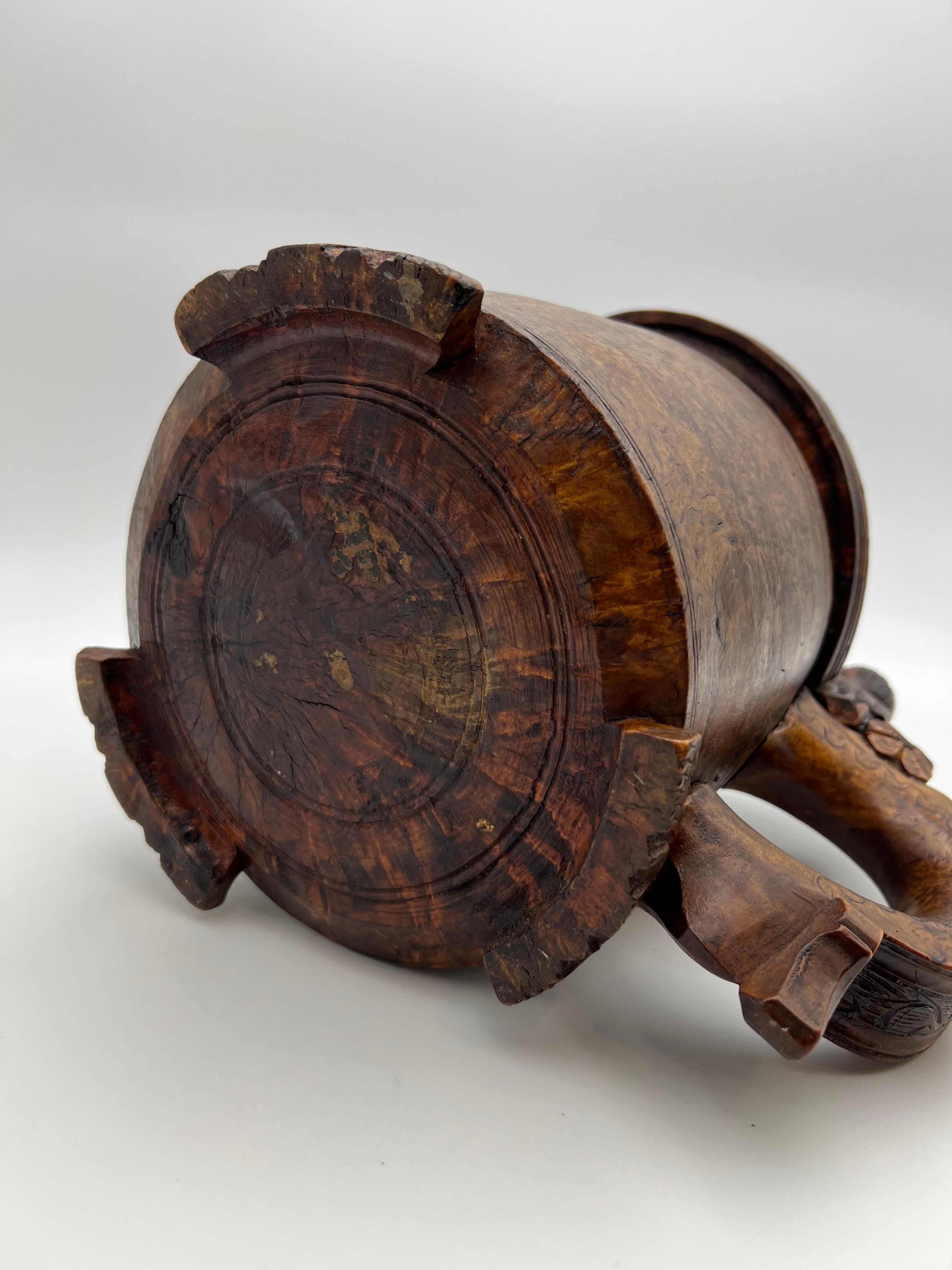 Une chope en bois norvégienne des années 1700, primitive et ancienne, richement sculptée à la main en vente 7