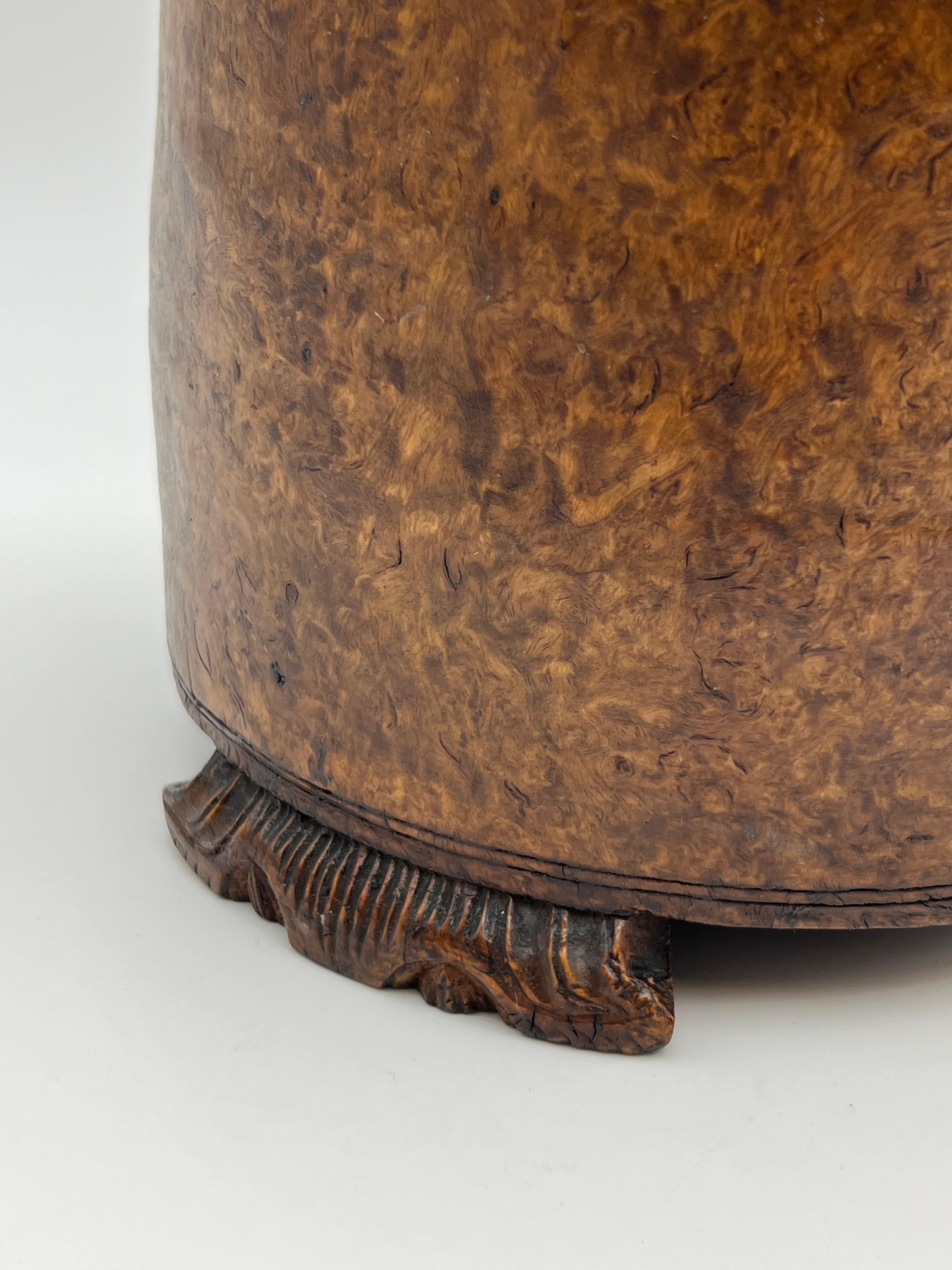 Une chope en bois norvégienne des années 1700, primitive et ancienne, richement sculptée à la main en vente 8