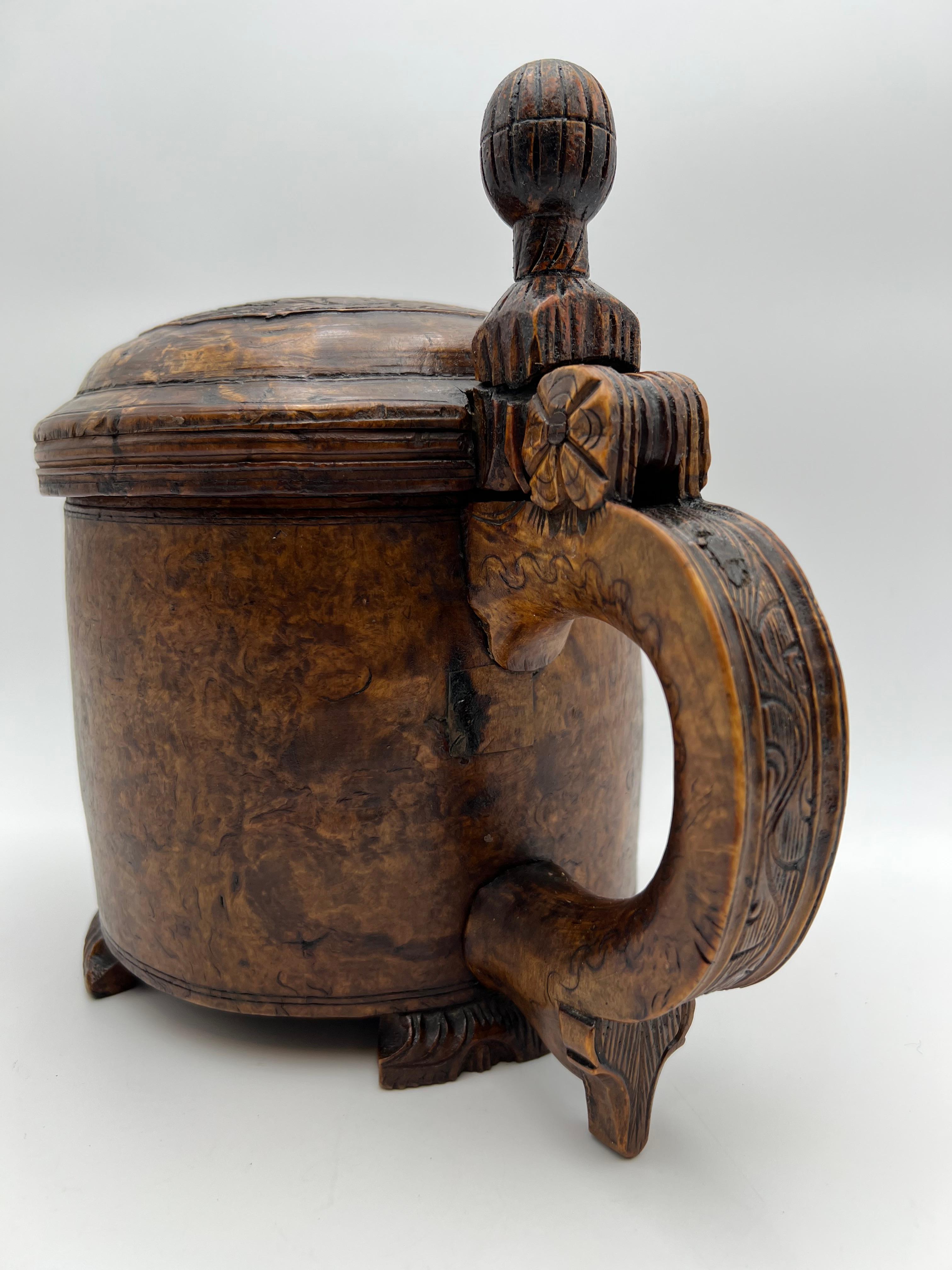Une chope en bois norvégienne des années 1700, primitive et ancienne, richement sculptée à la main en vente 9
