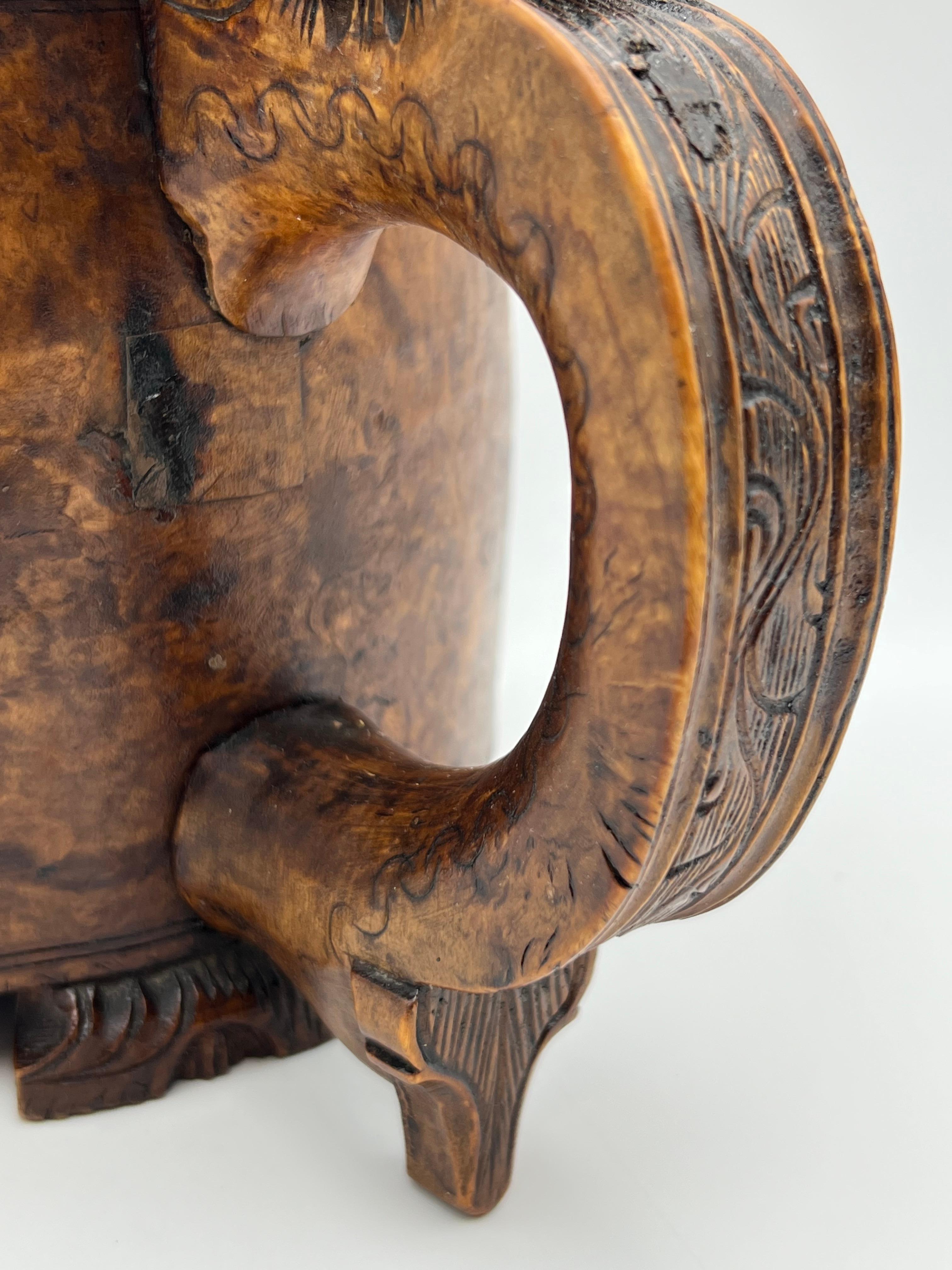 Une chope en bois norvégienne des années 1700, primitive et ancienne, richement sculptée à la main en vente 10