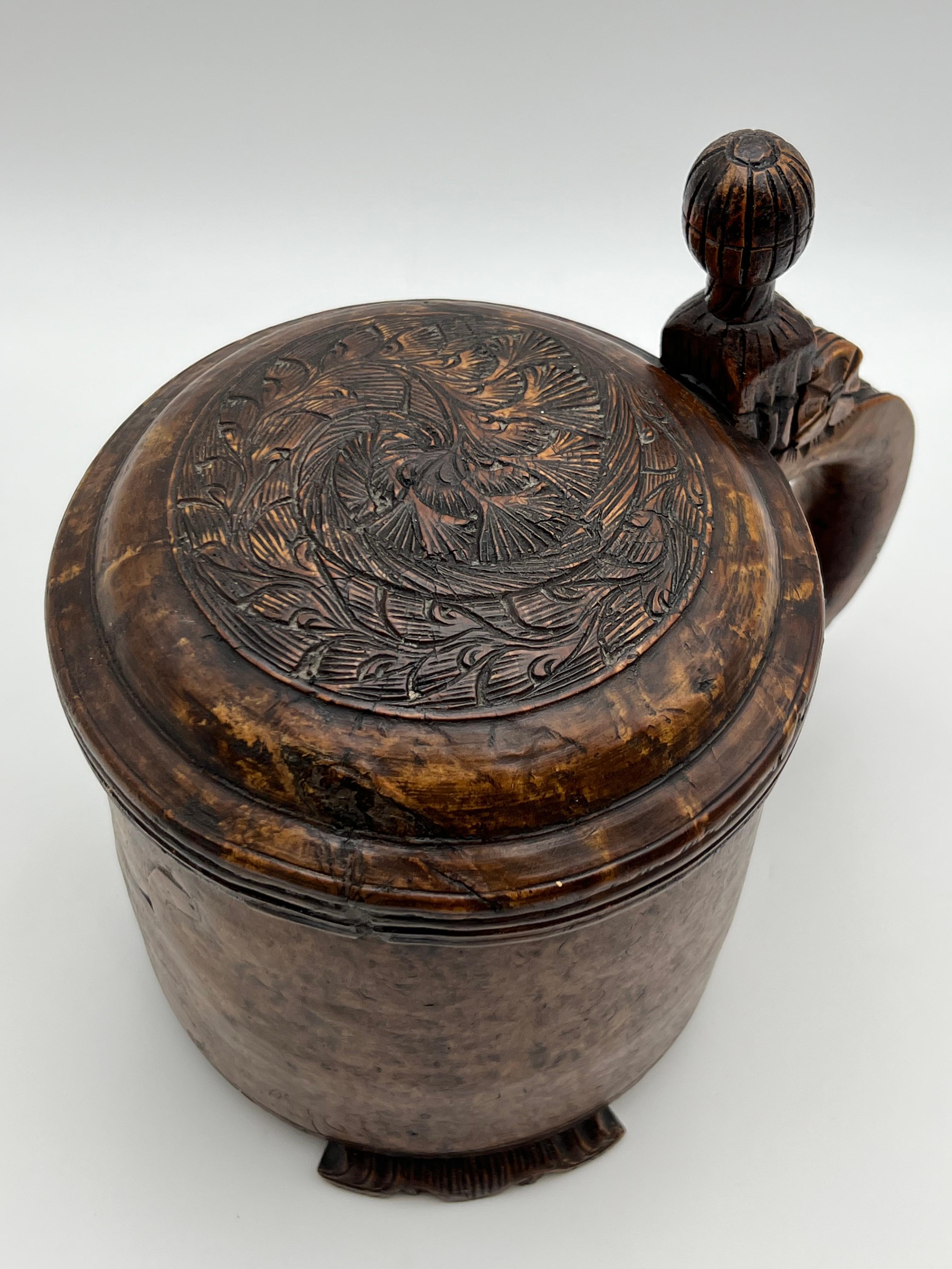 Une chope en bois norvégienne des années 1700, primitive et ancienne, richement sculptée à la main en vente 11