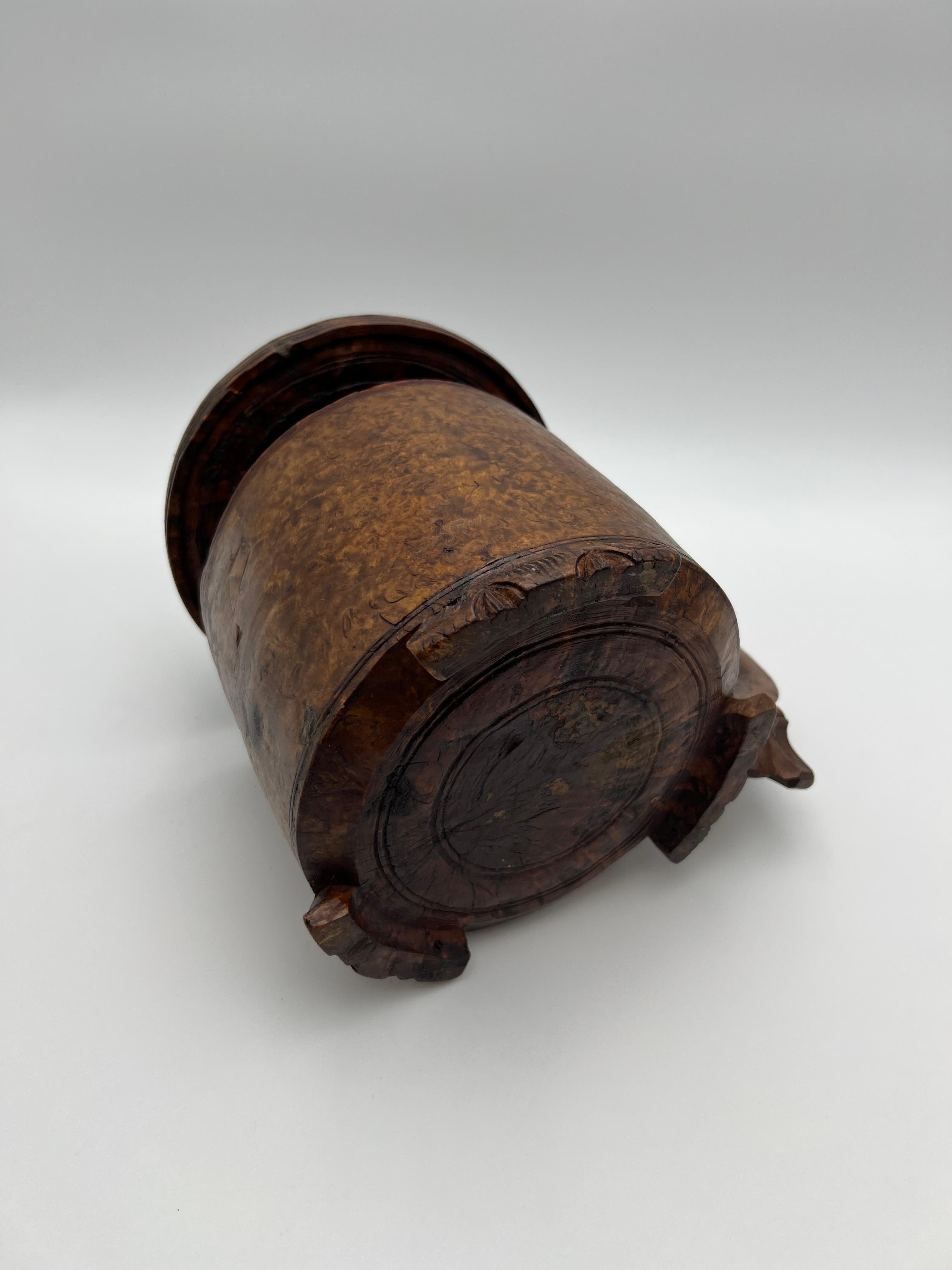 Une chope en bois norvégienne des années 1700, primitive et ancienne, richement sculptée à la main en vente 12