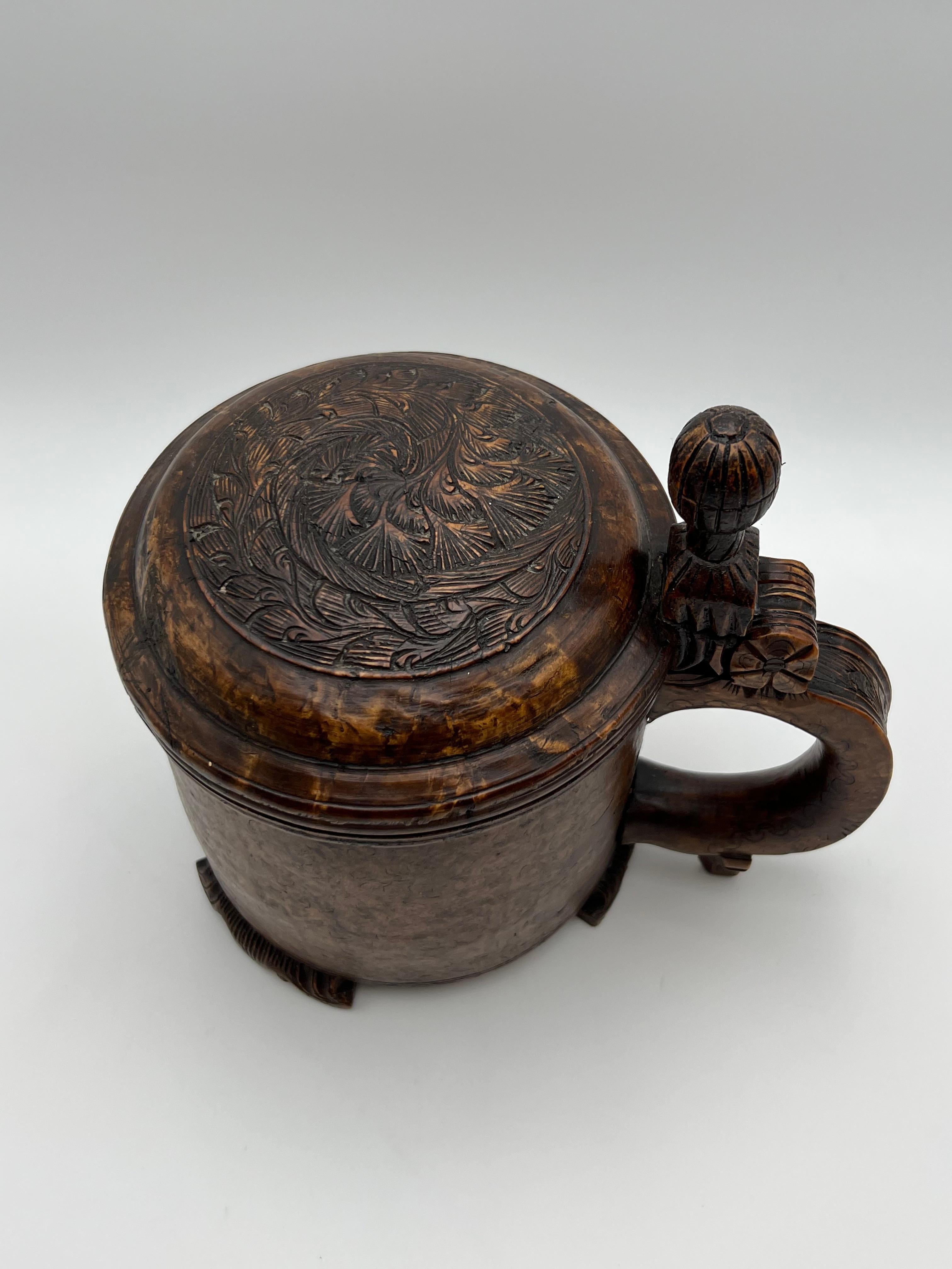 Baroque Une chope en bois norvégienne des années 1700, primitive et ancienne, richement sculptée à la main en vente