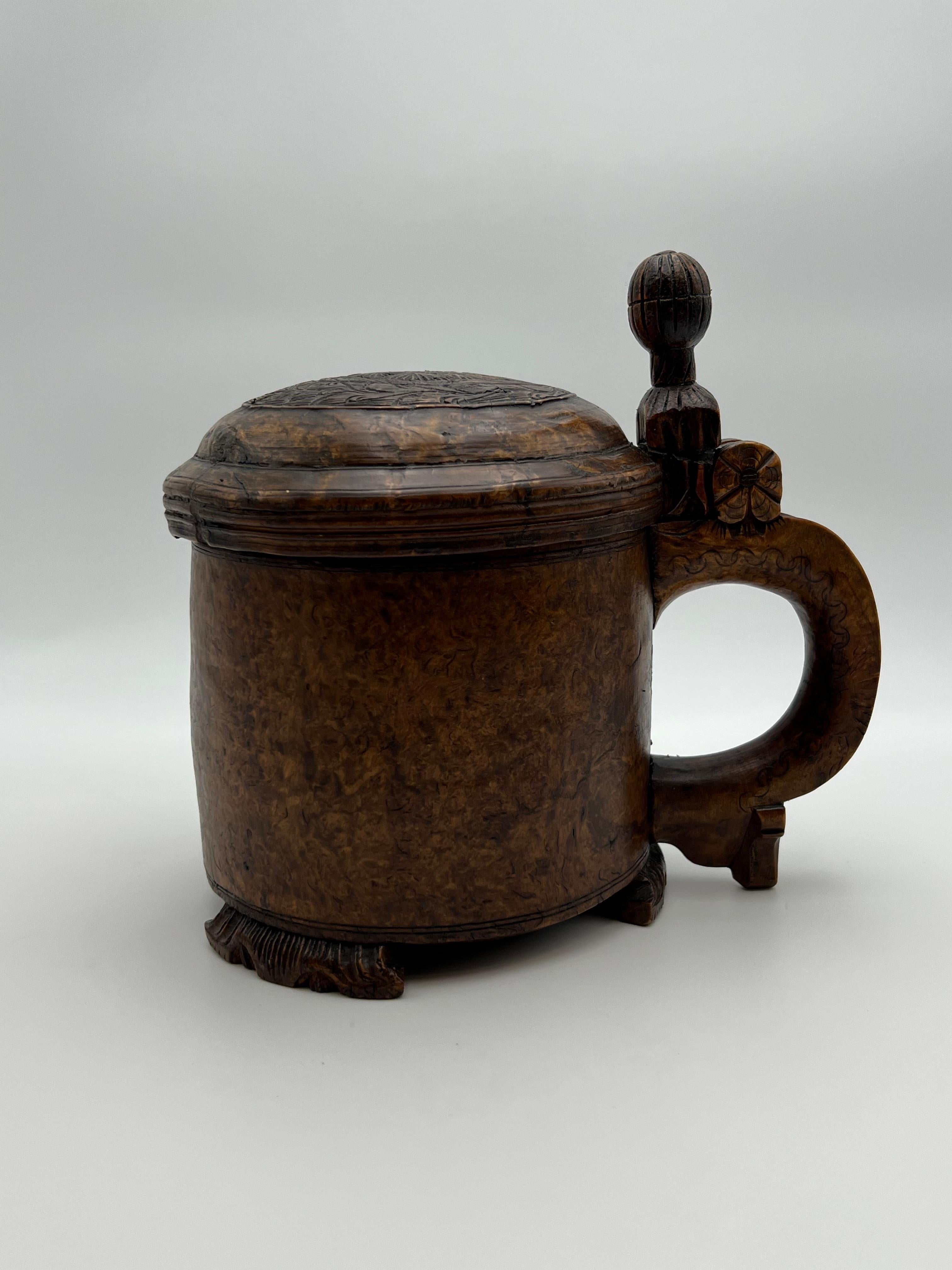 Norvégien Une chope en bois norvégienne des années 1700, primitive et ancienne, richement sculptée à la main en vente