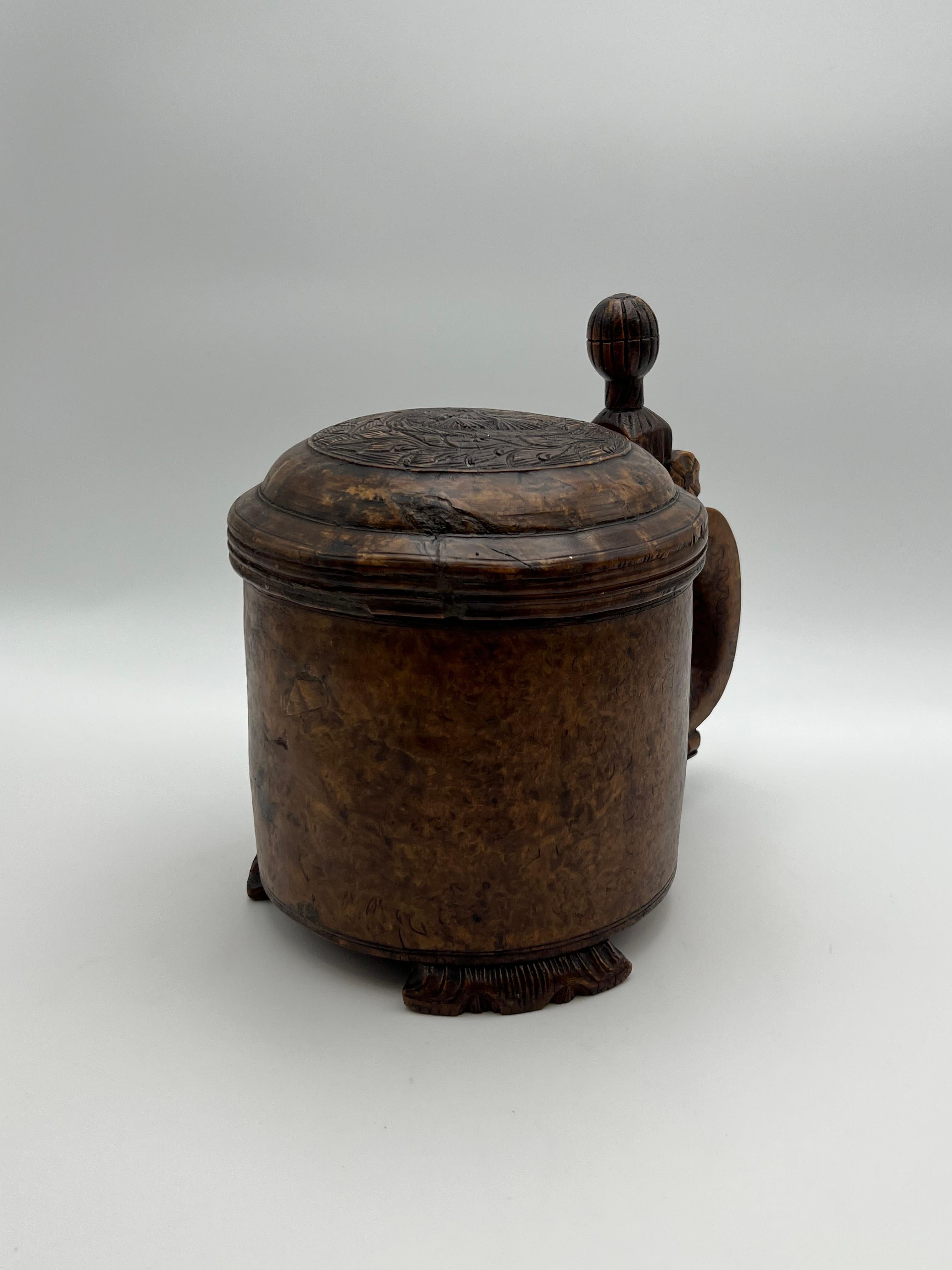 Fait main Une chope en bois norvégienne des années 1700, primitive et ancienne, richement sculptée à la main en vente