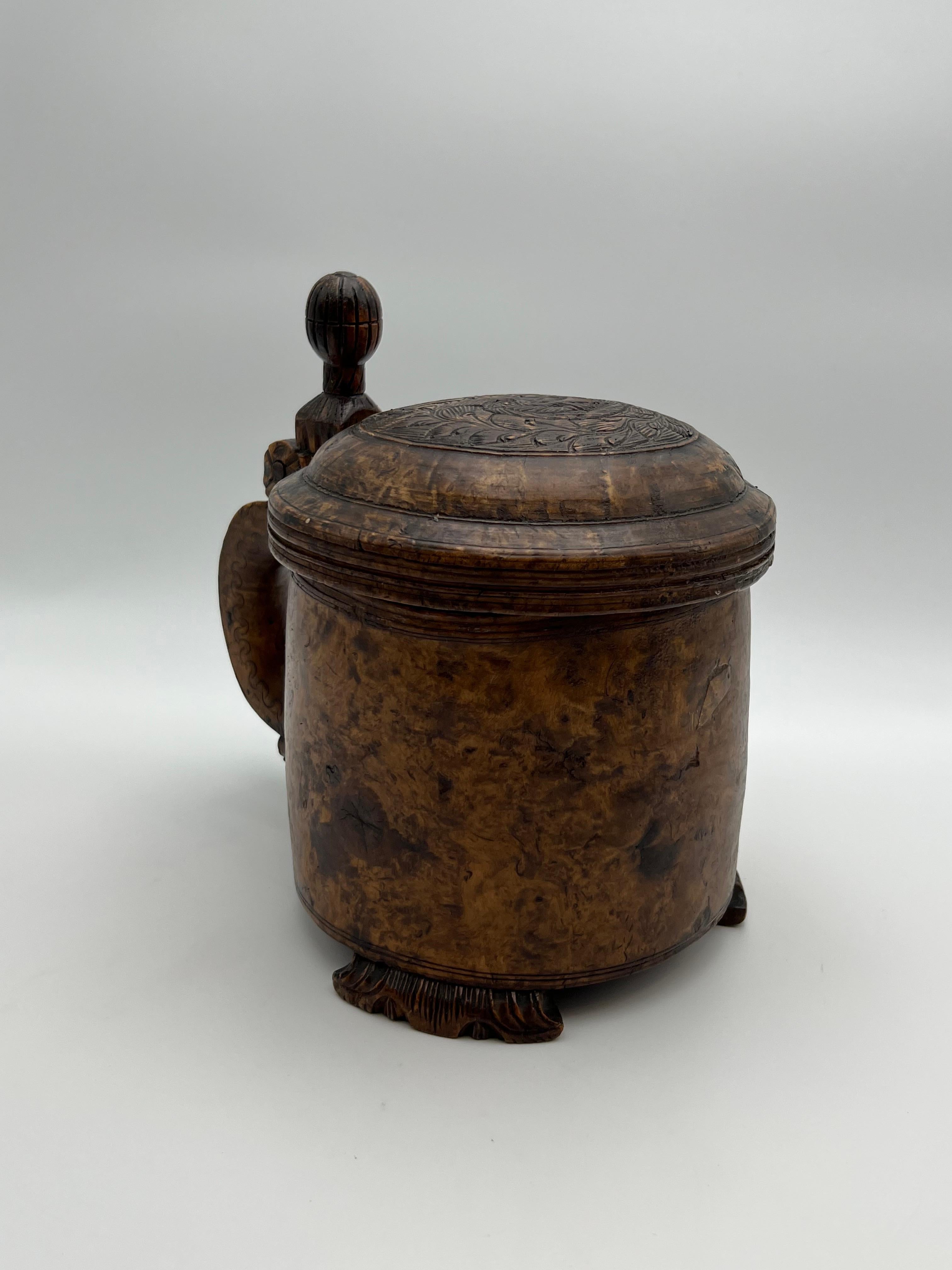 Une chope en bois norvégienne des années 1700, primitive et ancienne, richement sculptée à la main Bon état - En vente à Skien, NO