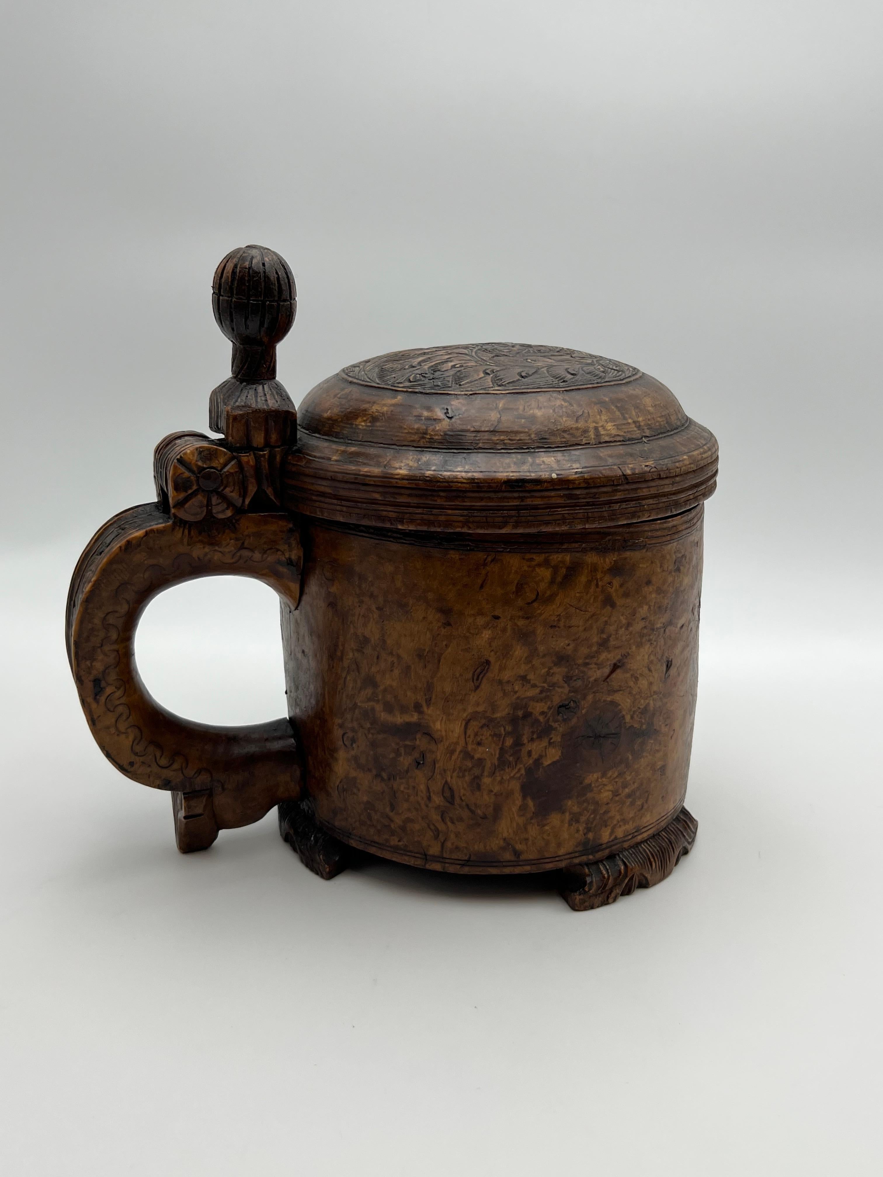 XVIIIe siècle Une chope en bois norvégienne des années 1700, primitive et ancienne, richement sculptée à la main en vente
