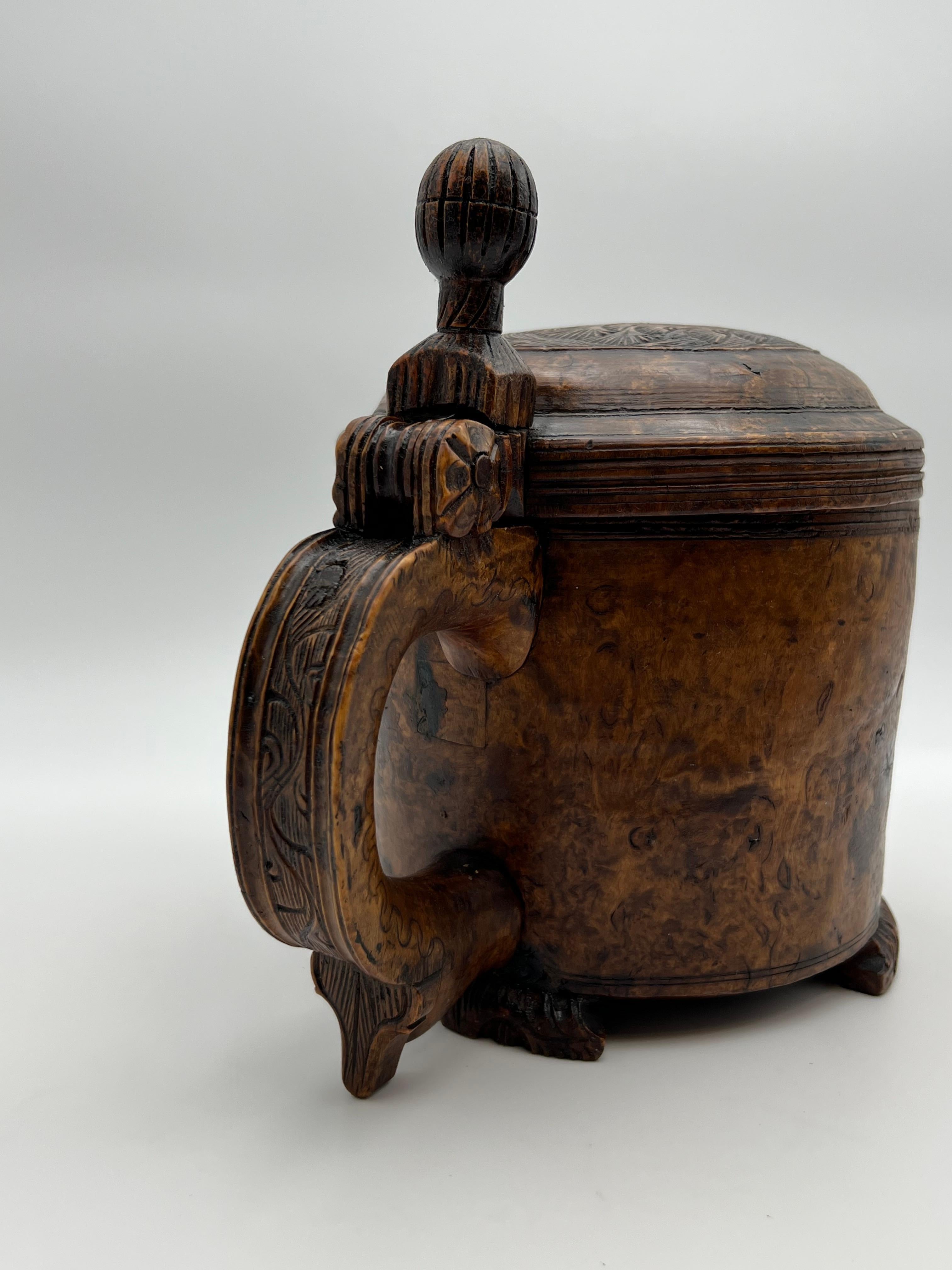Bois Une chope en bois norvégienne des années 1700, primitive et ancienne, richement sculptée à la main en vente