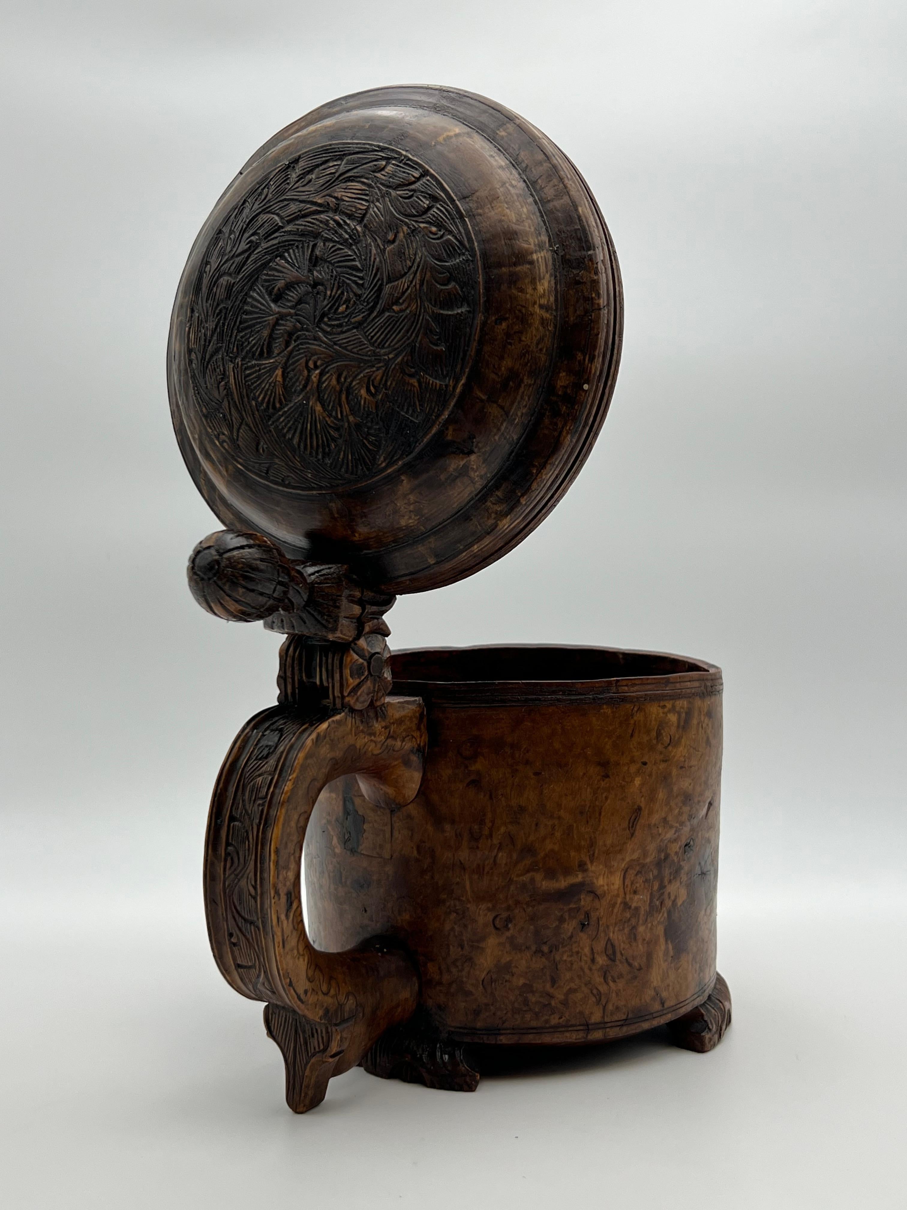 Une chope en bois norvégienne des années 1700, primitive et ancienne, richement sculptée à la main en vente 1