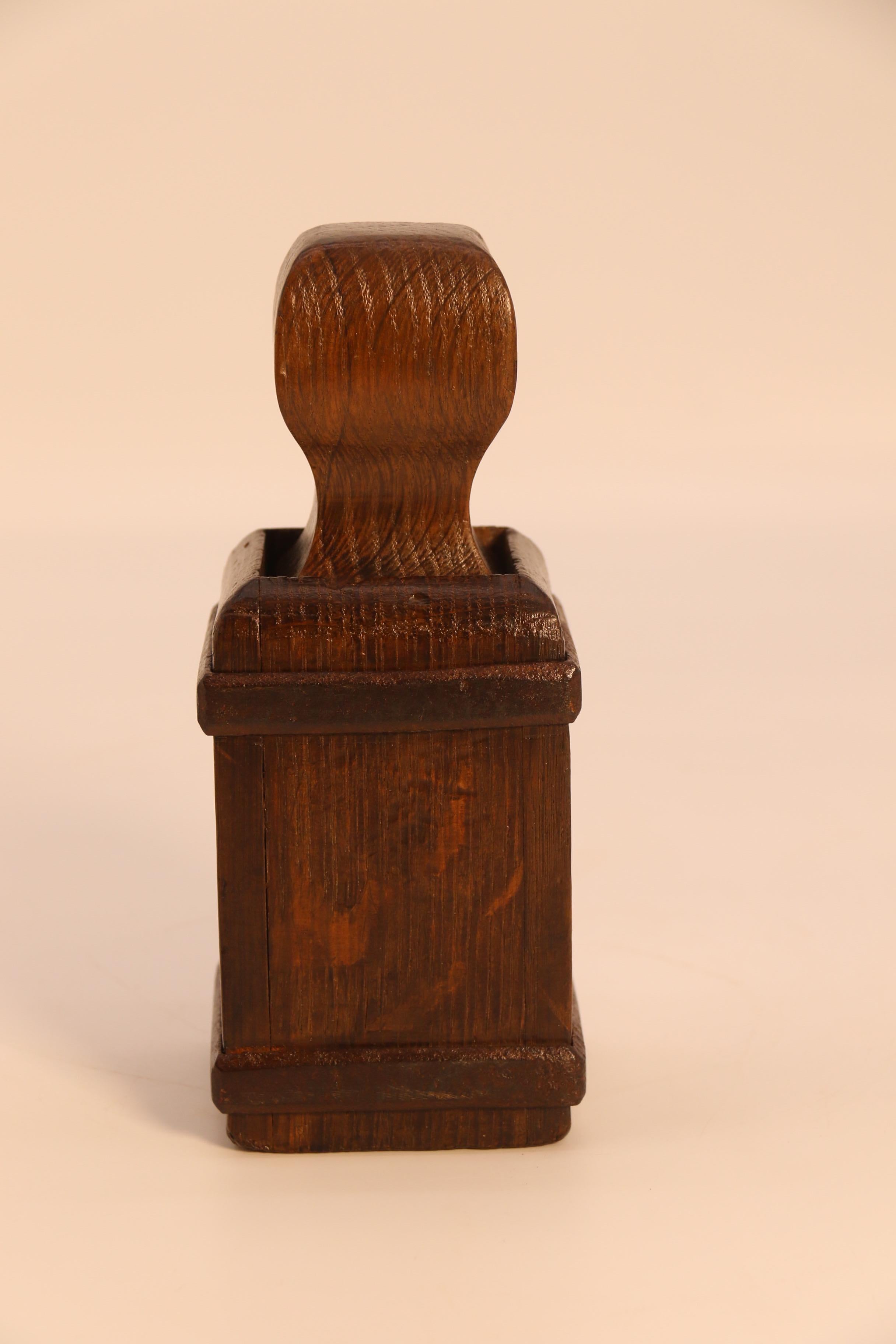 Sculpté Un objet du XVIIe siècle ou du XVIIIe siècle  Broyeur d'apothicaire anglais monté en chêne et fer forgé en vente