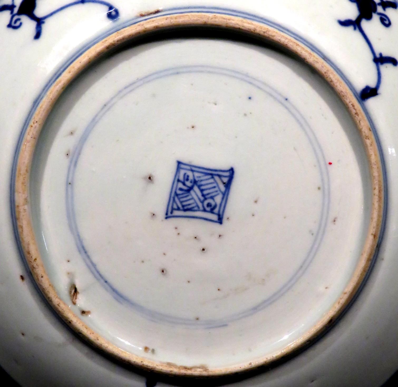A 17th C. Chinese Chongzhen Blue & White Minyao “Peoples Wares” Porcelain Saucer In Good Condition For Sale In Ottawa, Ontario