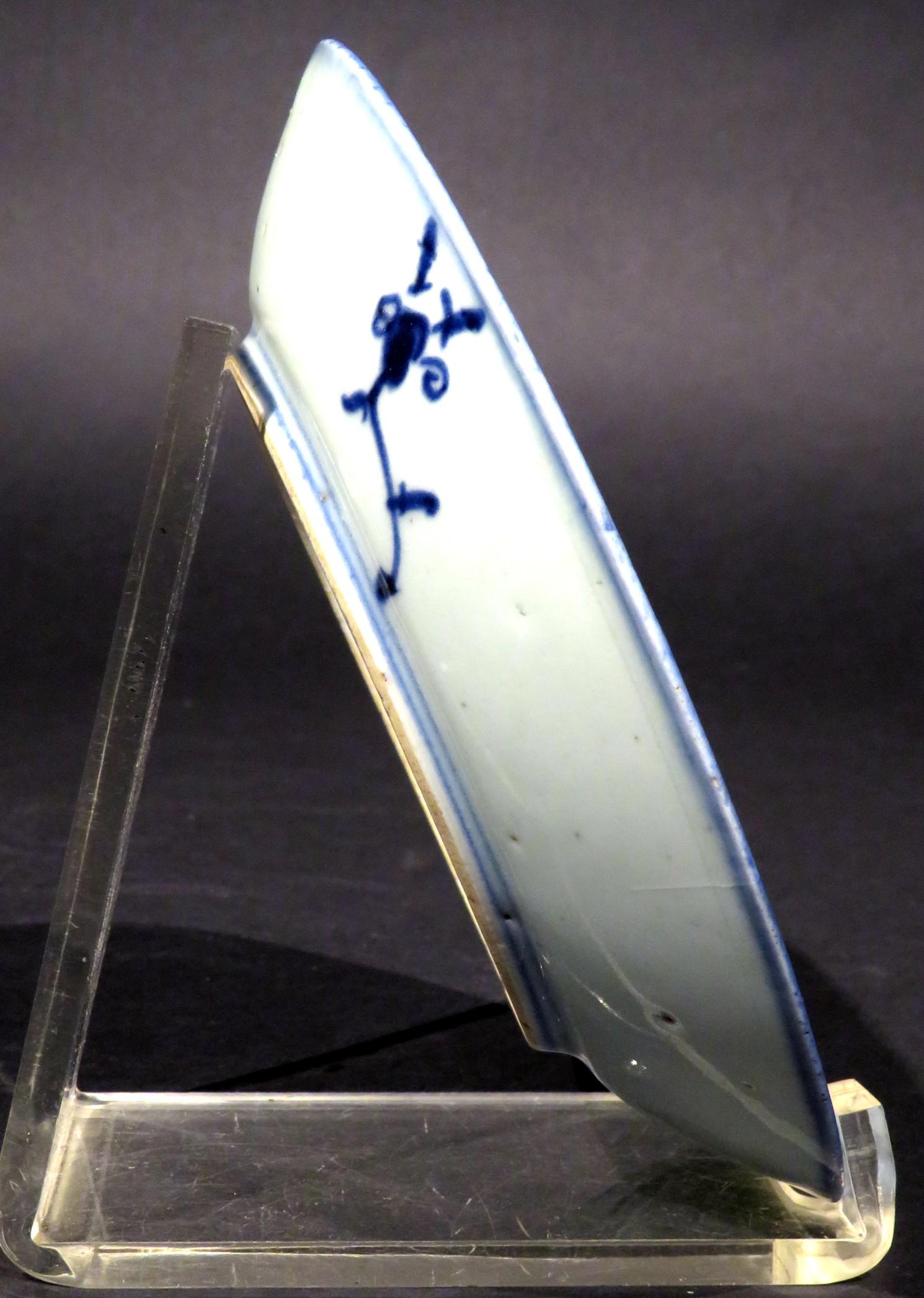 A 17th C. Chinese Chongzhen Blue & White Minyao “Peoples Wares” Porcelain Saucer For Sale 1