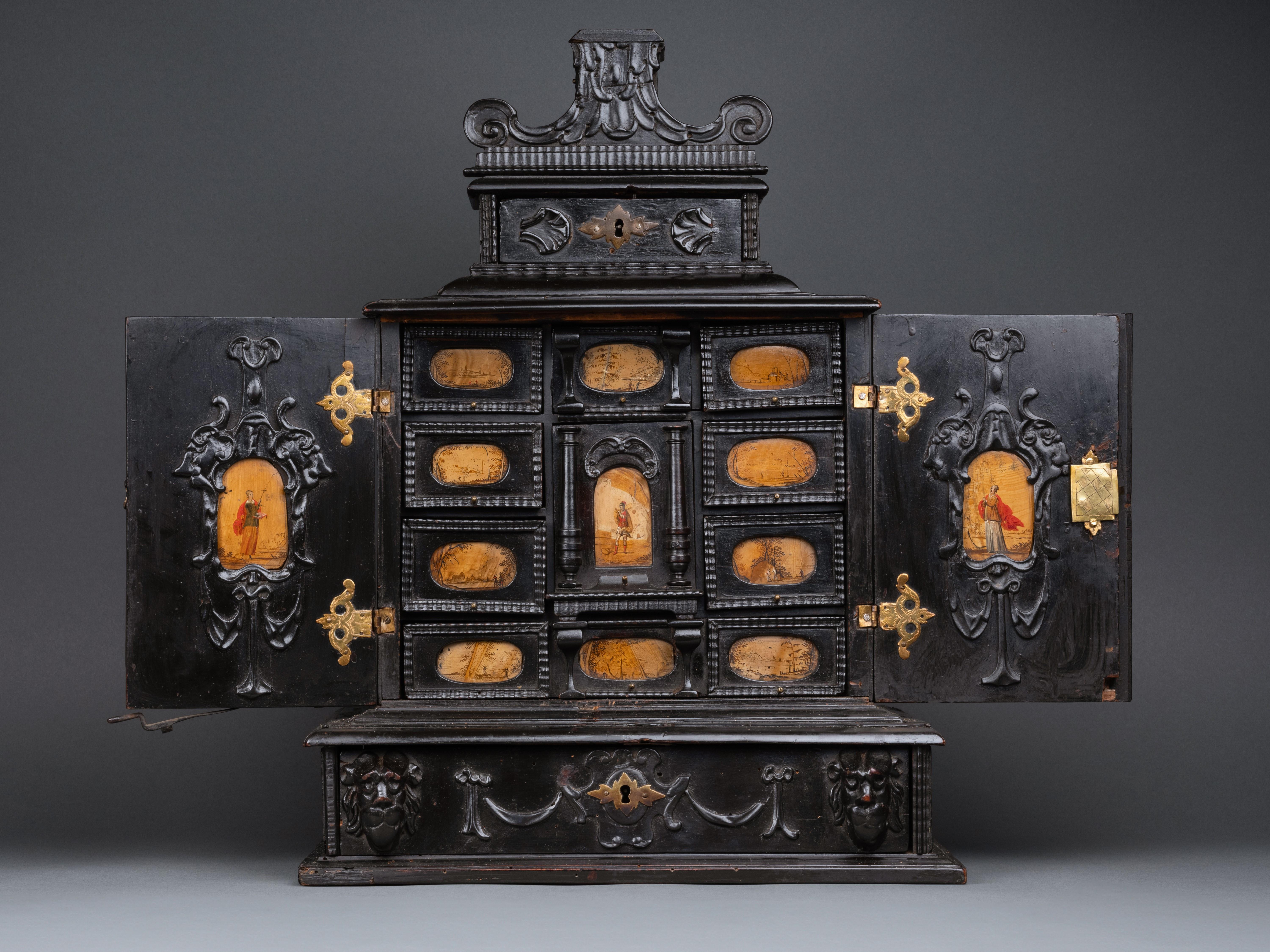 Un mobile in legno ebanizzato con pannelli in pietra paesina dipinti
Augsburg, Germania meridionale, metà del XVII secolo
Dimensioni: h. 43 cm, l. 32 cm, p. 20 cm
Legno ebanizzato, intarsio di piatti in pietra Paesina dipinta

Il mobile che