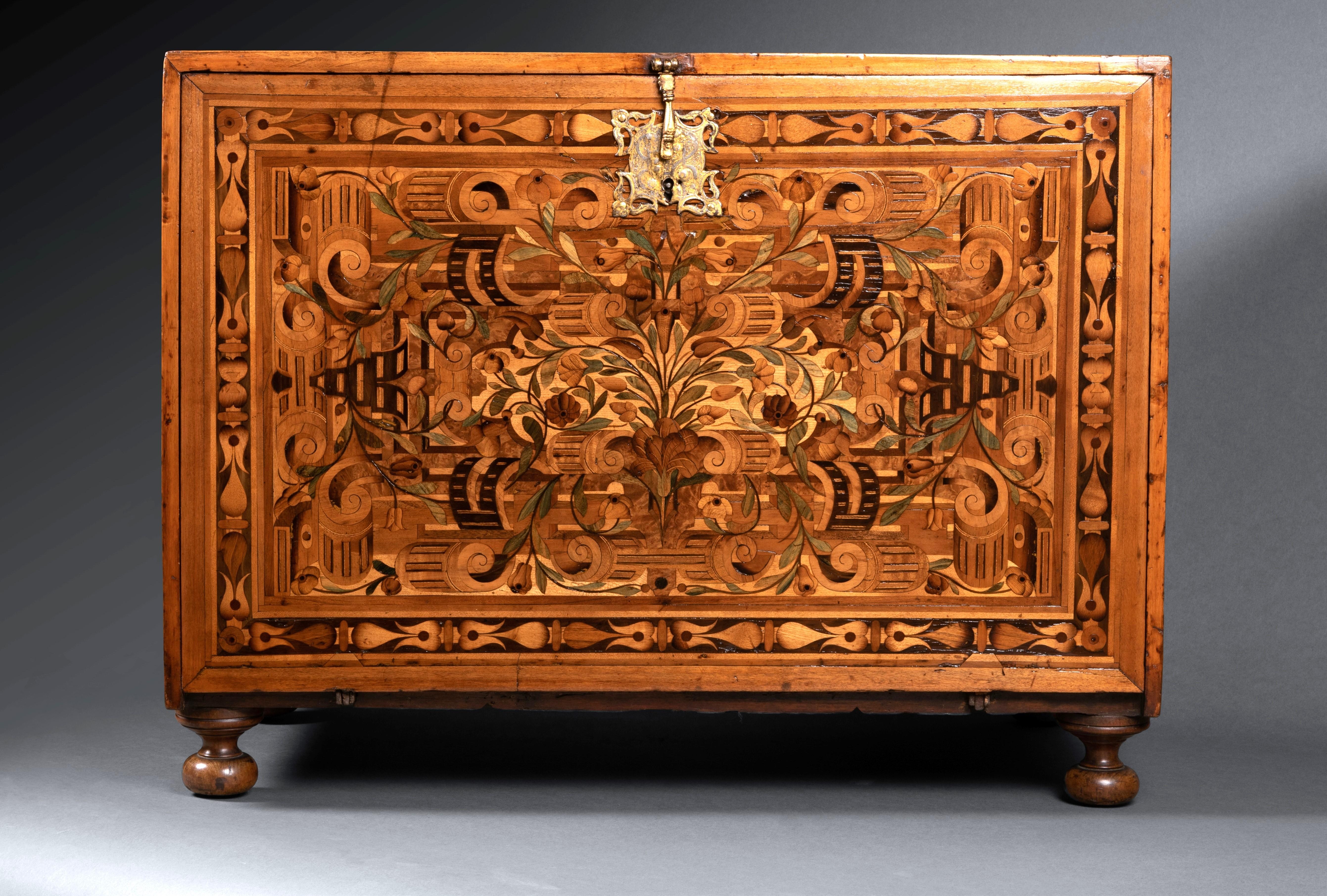 17th Century Augsburg Marquetry Collector's Cabinet In Good Condition In PARIS, FR