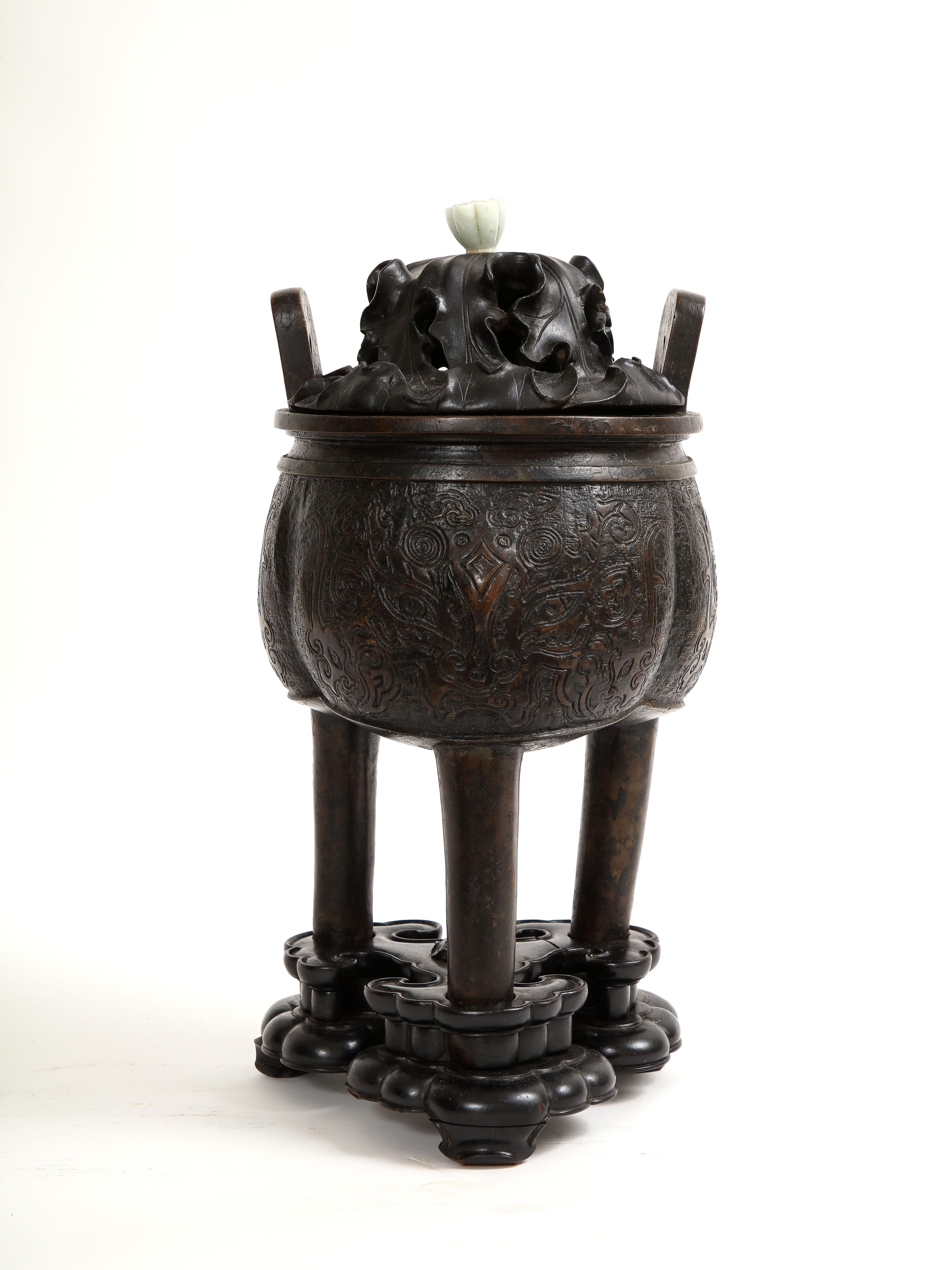 Qing Encensoir et couvercle chinois en bronze du 17ème siècle avec sommet en forme de fleuron en jade et base en bois en vente