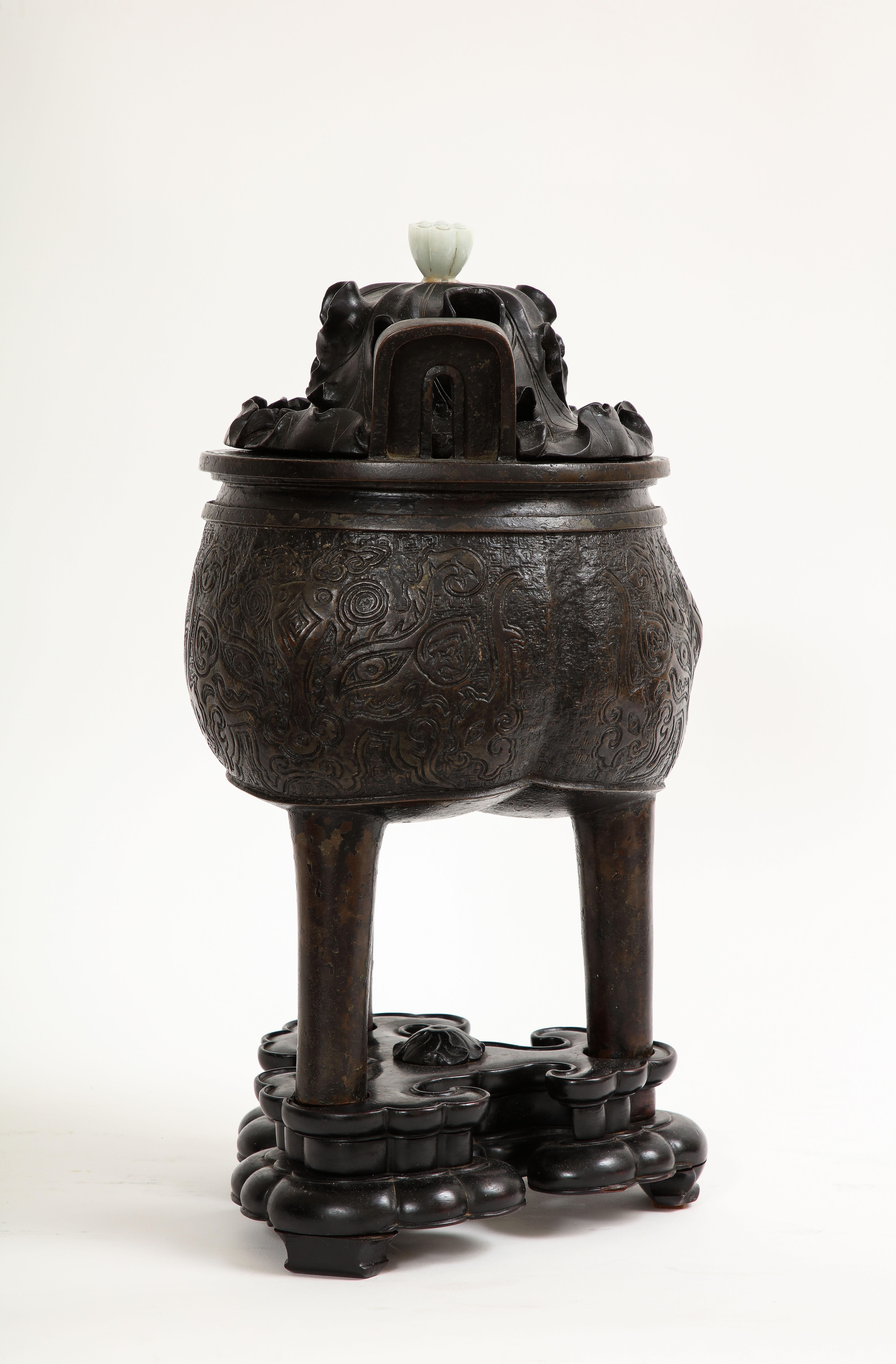 Sculpté à la main Encensoir et couvercle chinois en bronze du 17ème siècle avec sommet en forme de fleuron en jade et base en bois en vente