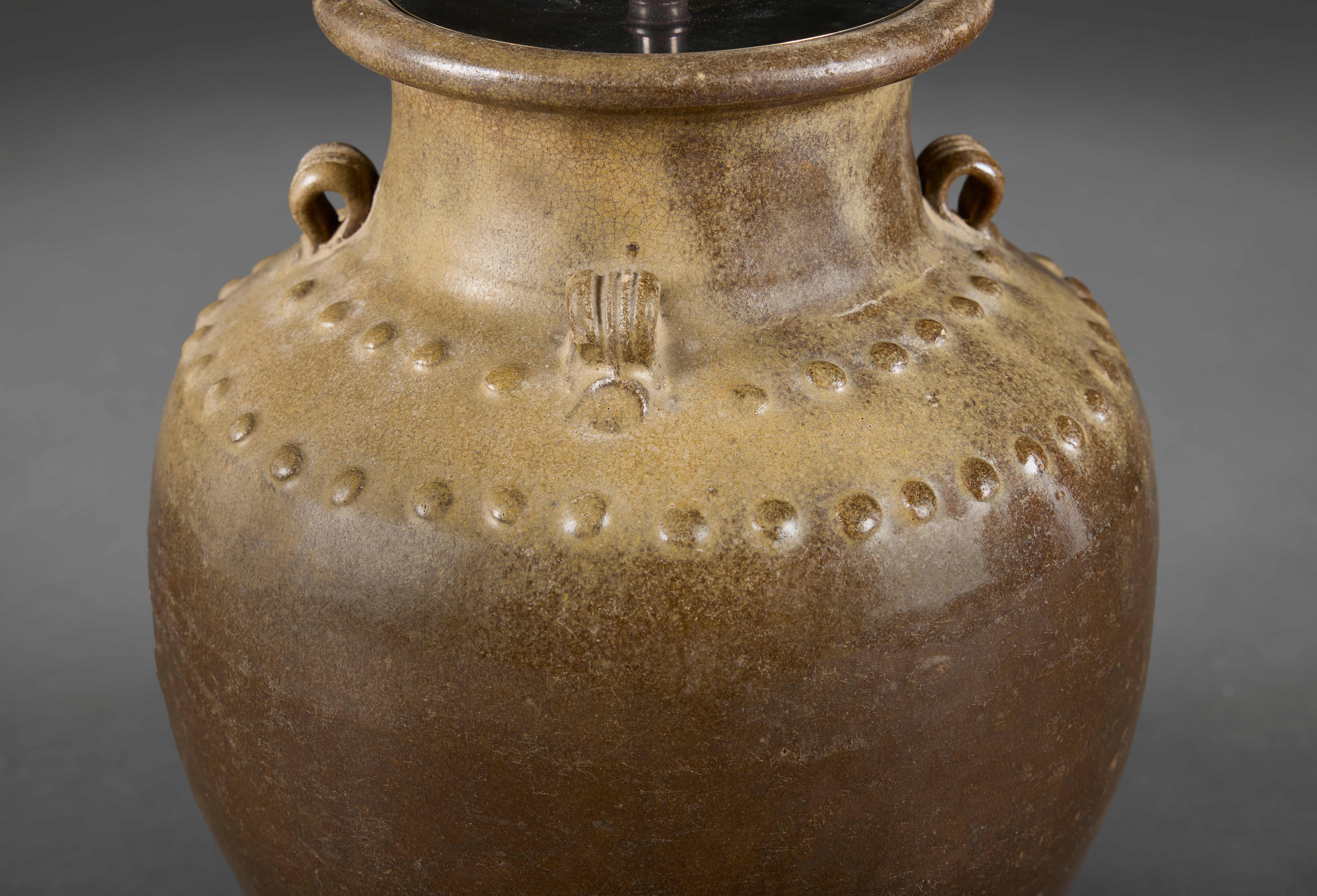 Un chino del siglo XVII  Vasija de terracota marrón como lámpara Qing en venta
