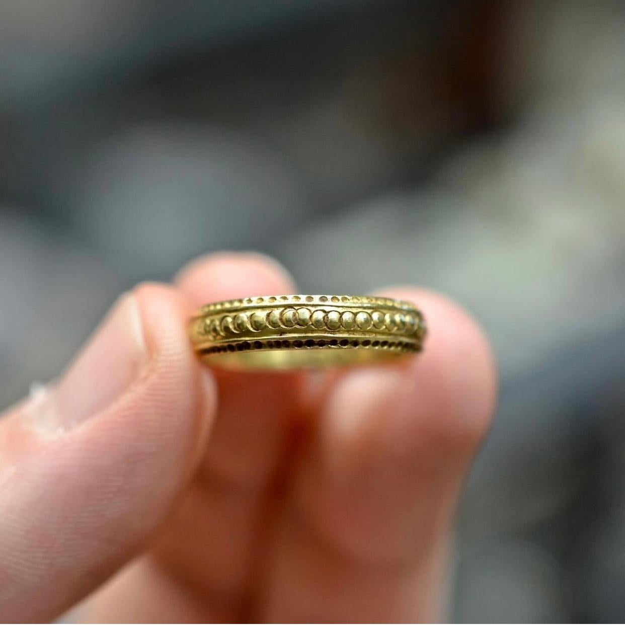 A 17th Century English Gold Posy Ring For Sale 1