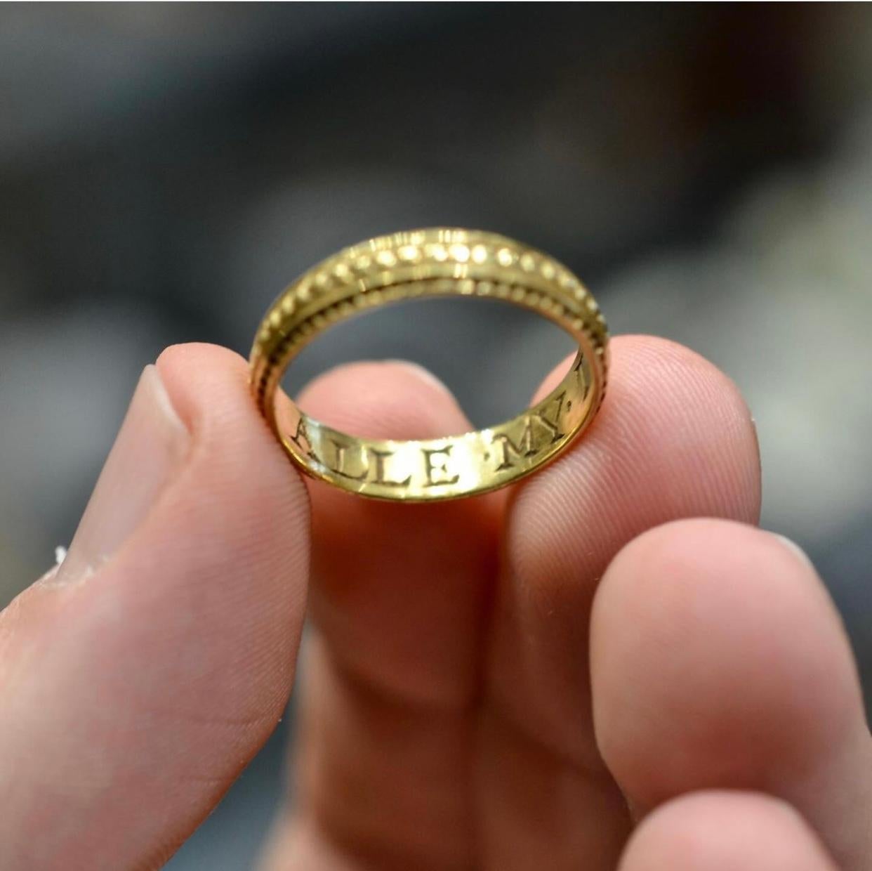 A 17th Century English Gold Posy Ring For Sale 2