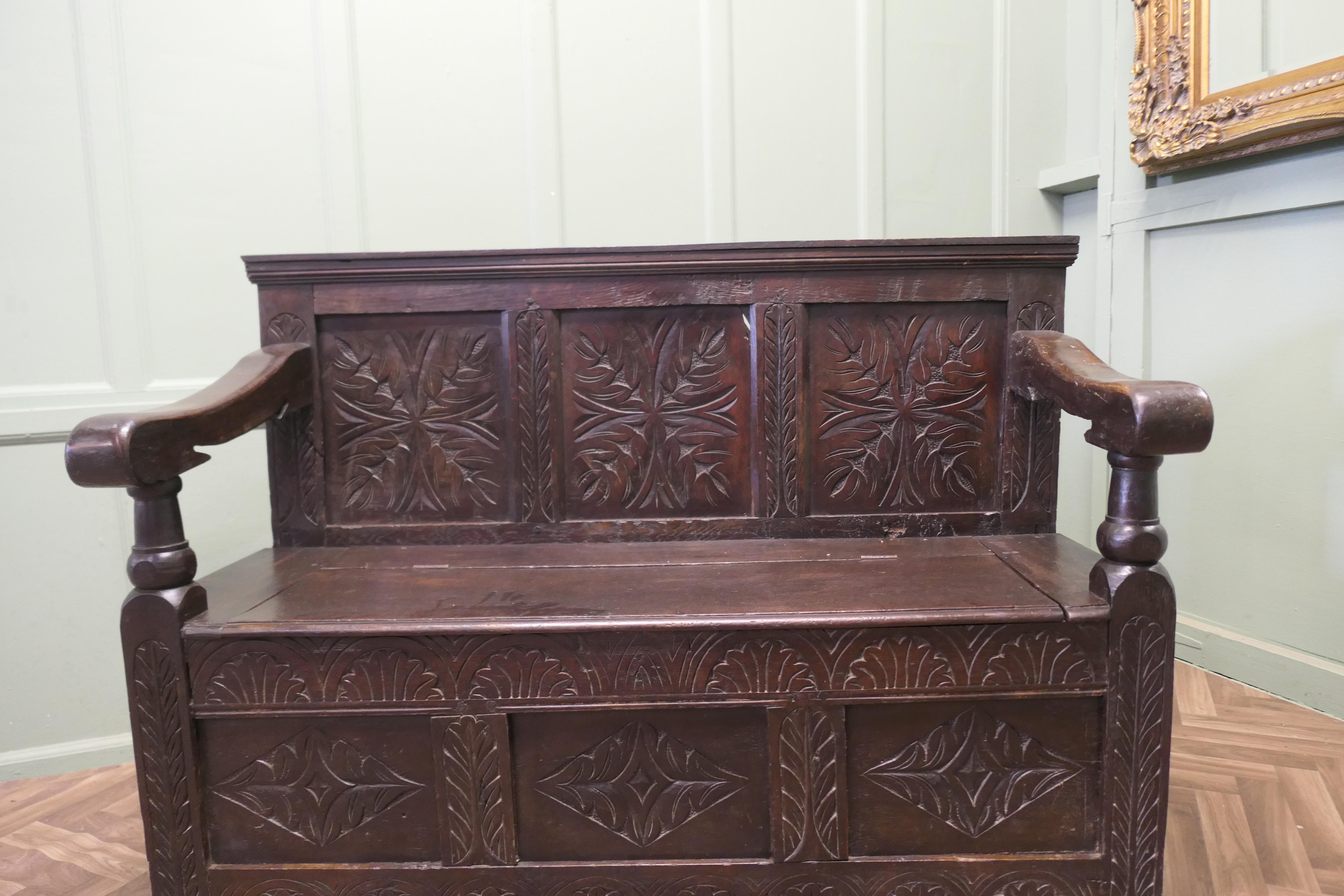 Gotico A 17th Century High Back Oak Box Settle   The Settle has 3 carved back panels in vendita