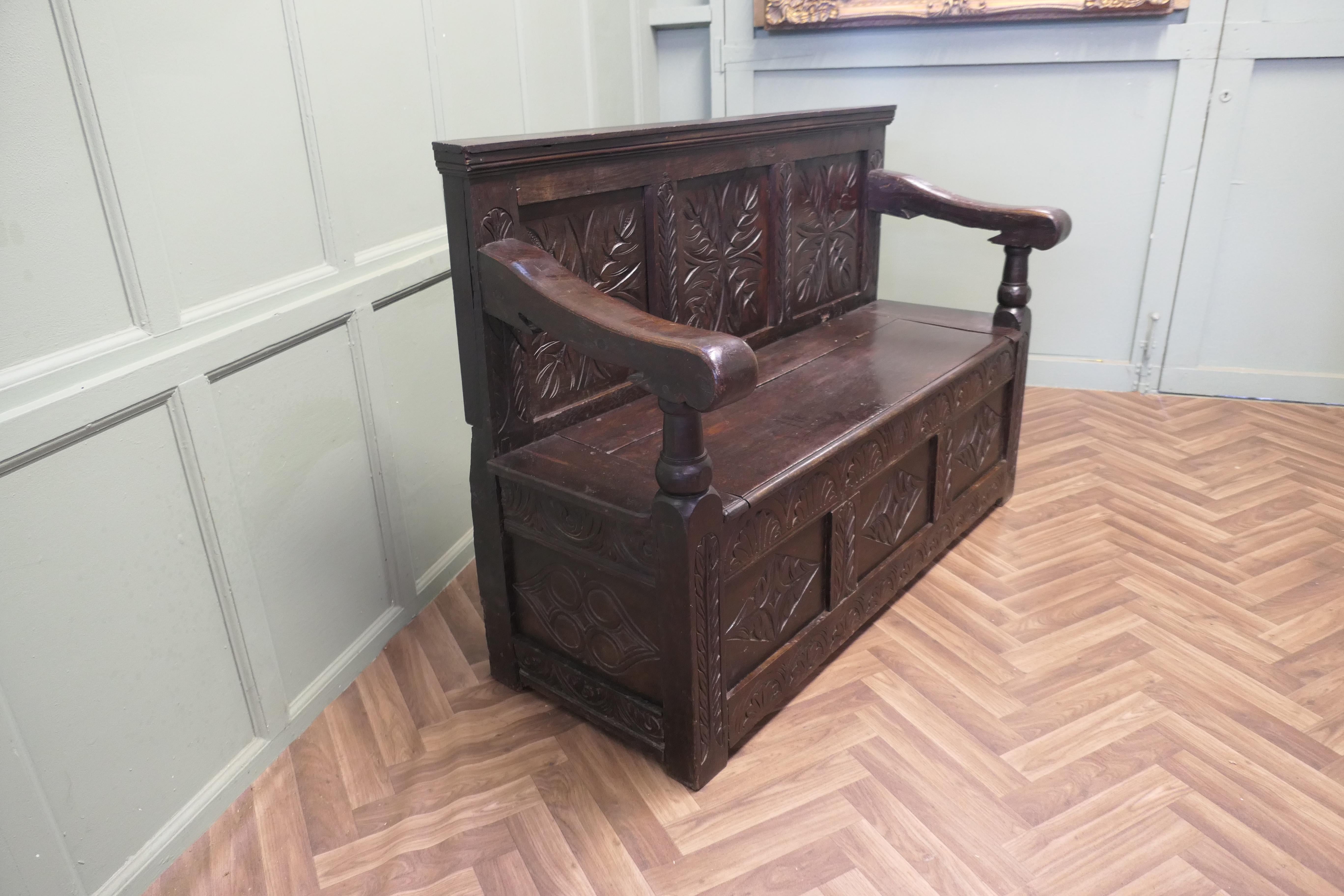 A 17th Century High Back Oak Box Settle   The Settle has 3 carved back panels In condizioni buone in vendita a Godshill, Isle of Wight