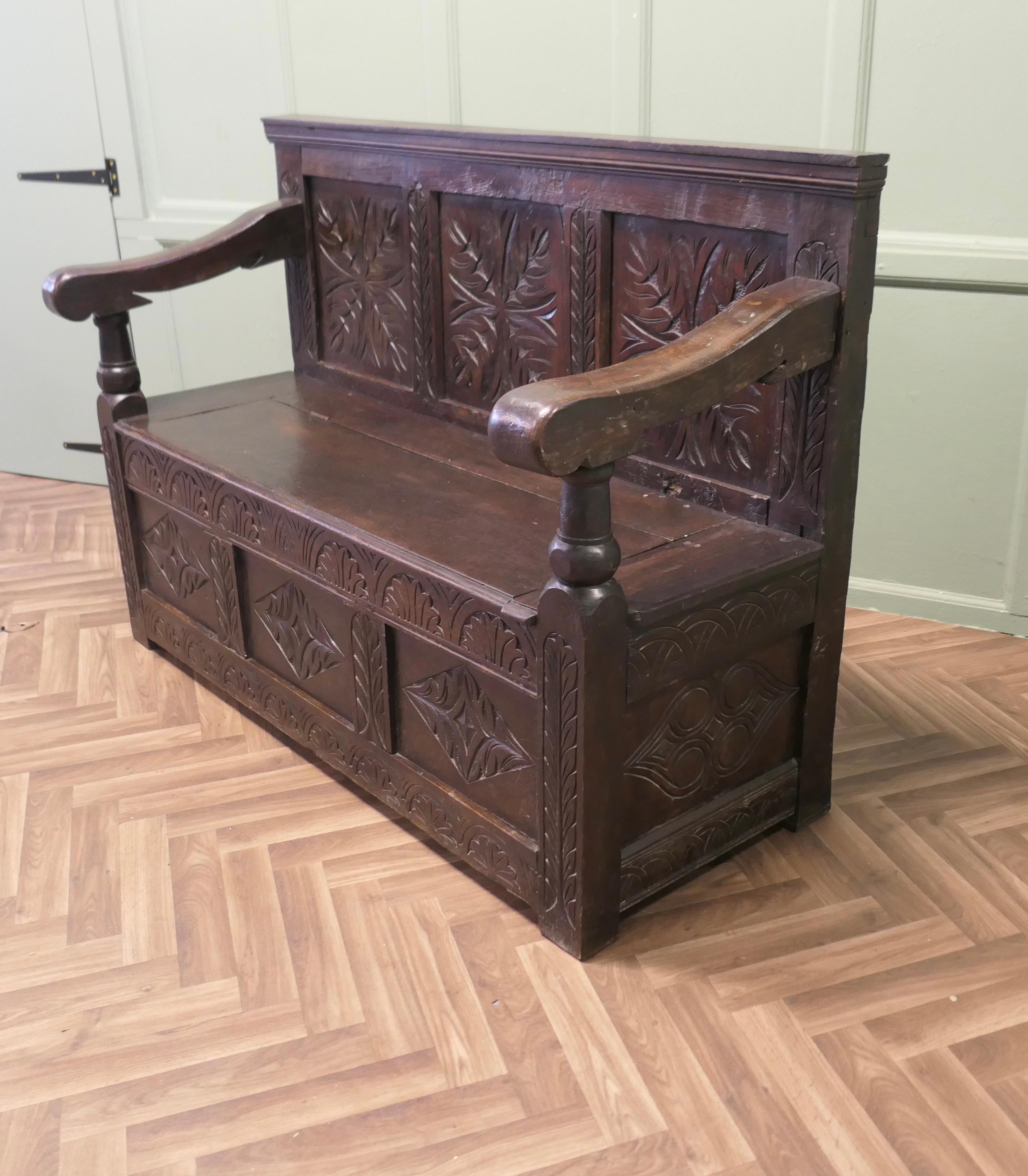 Fino al XVIII secolo A 17th Century High Back Oak Box Settle   The Settle has 3 carved back panels in vendita