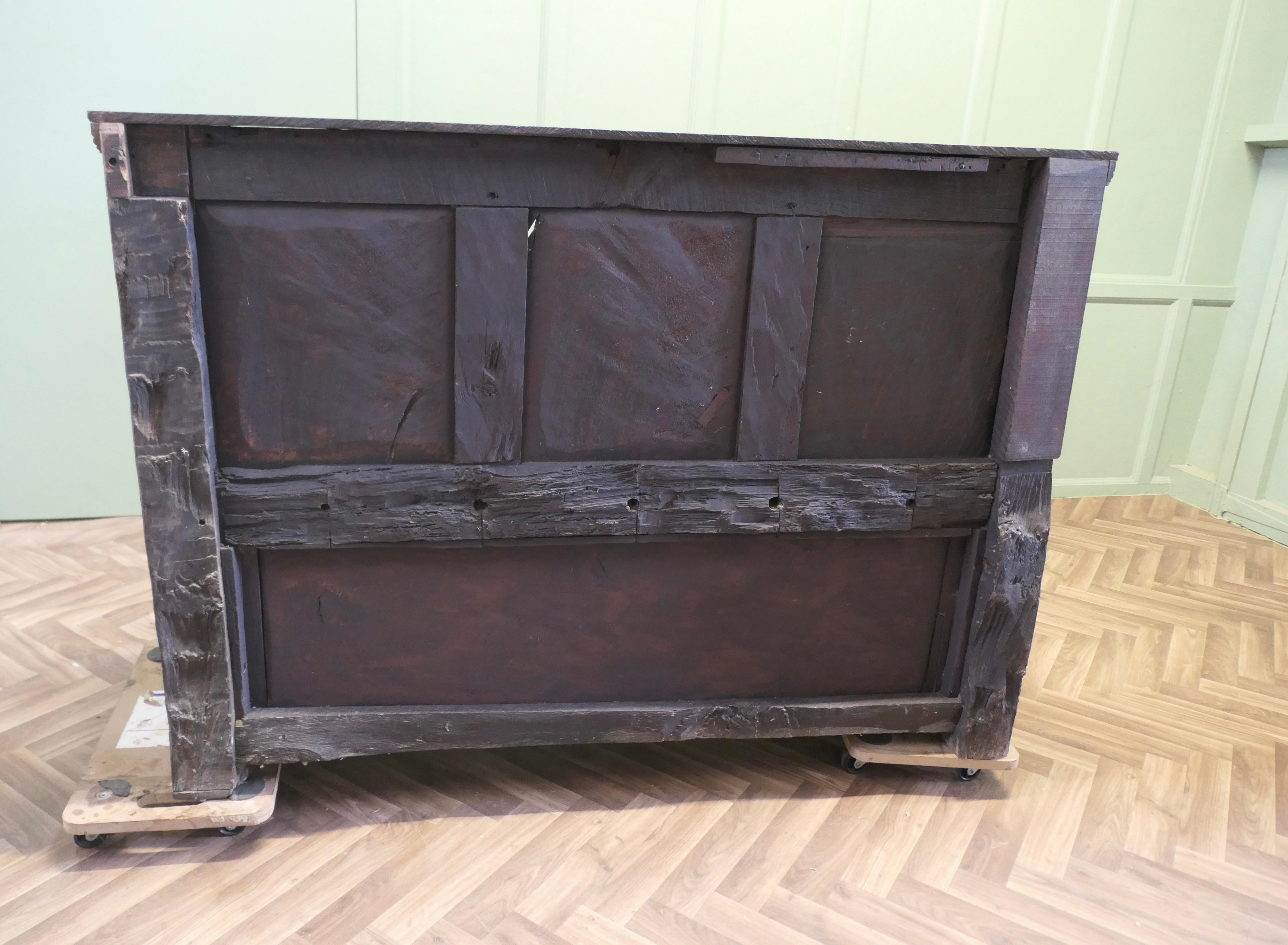 Quercia A 17th Century High Back Oak Box Settle   The Settle has 3 carved back panels in vendita