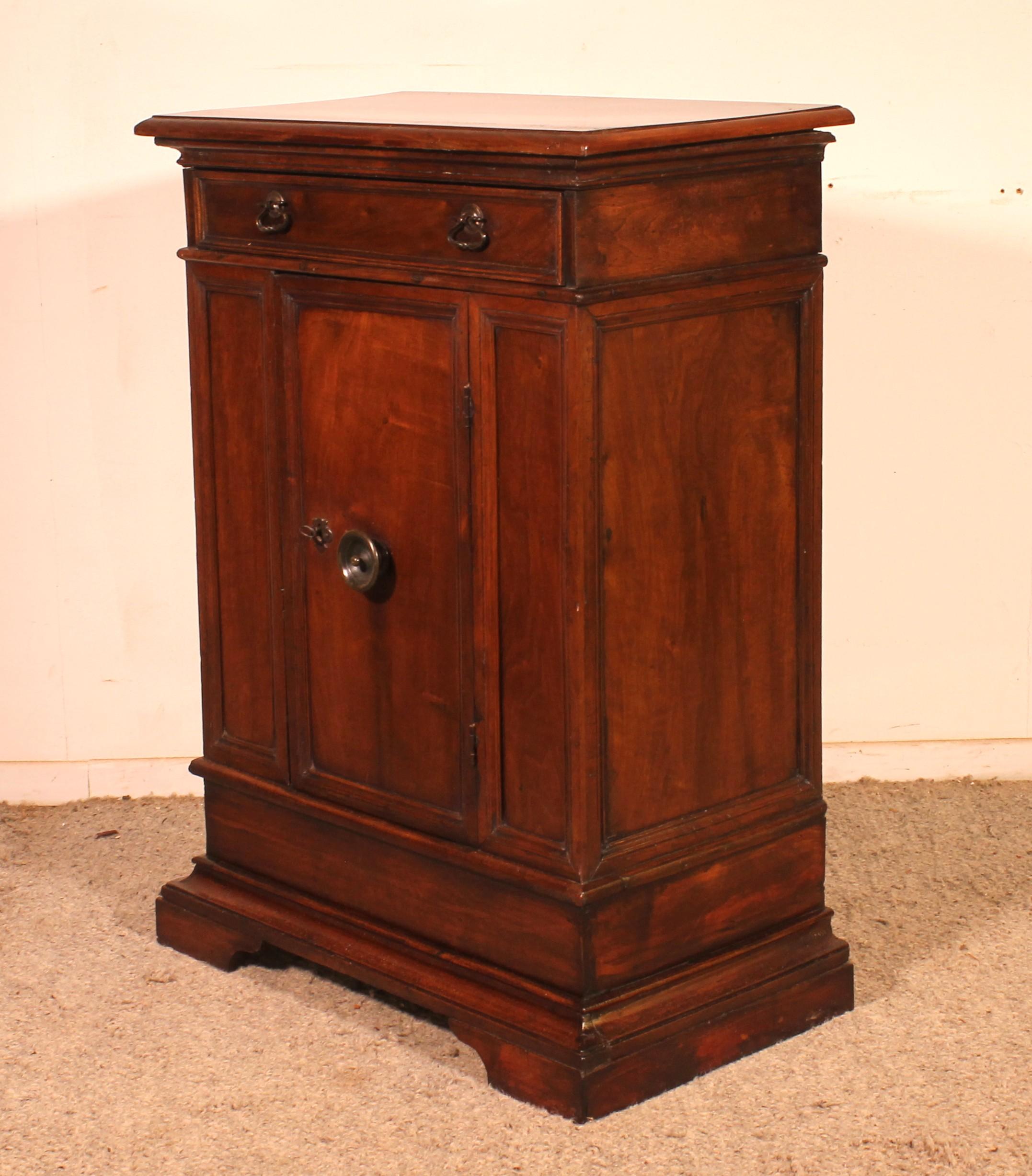Oratorio o piccola credenza in noce italiano del XVII secolo in vendita 3