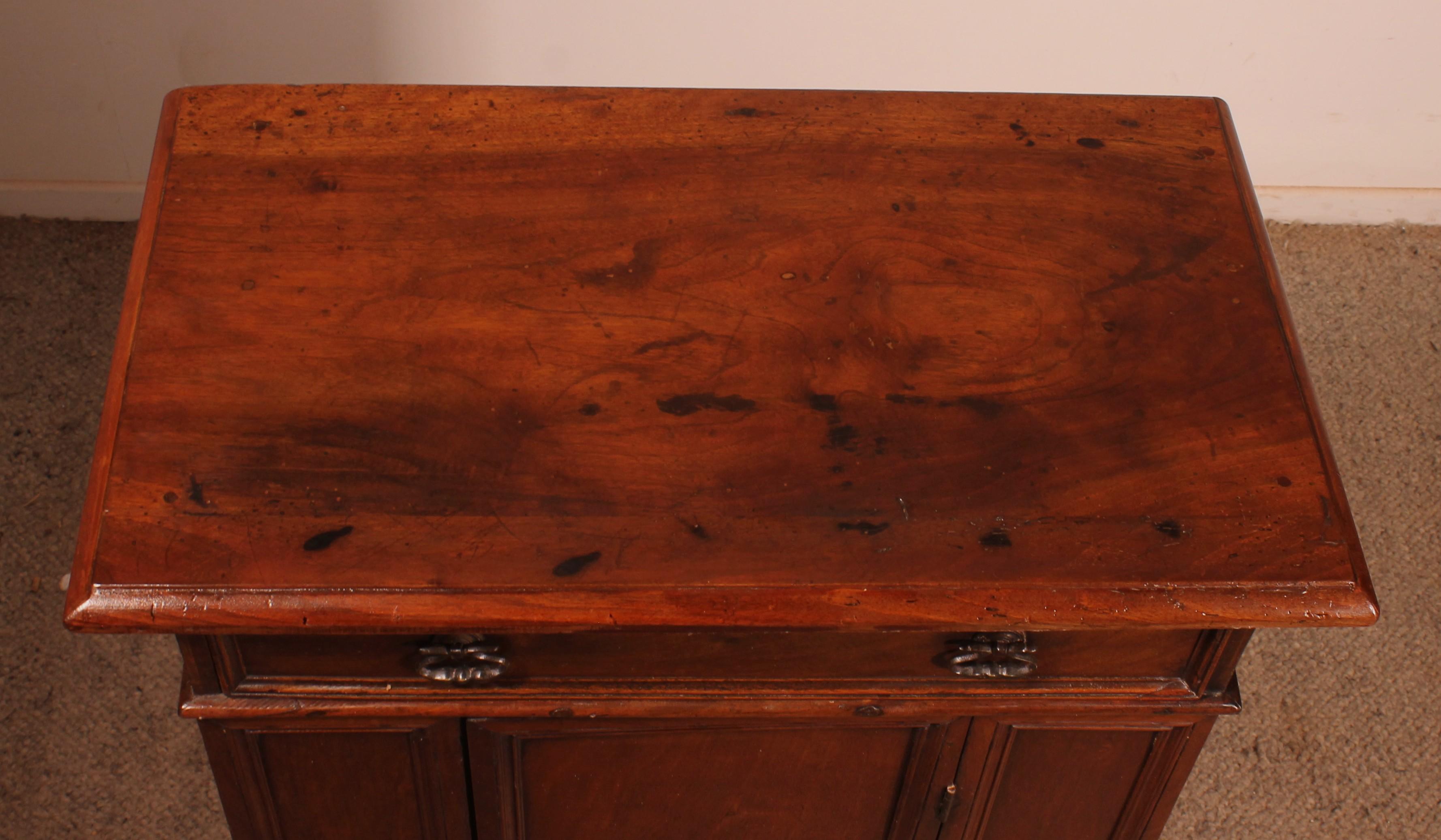 Oratorio o piccola credenza in noce italiano del XVII secolo in vendita 4
