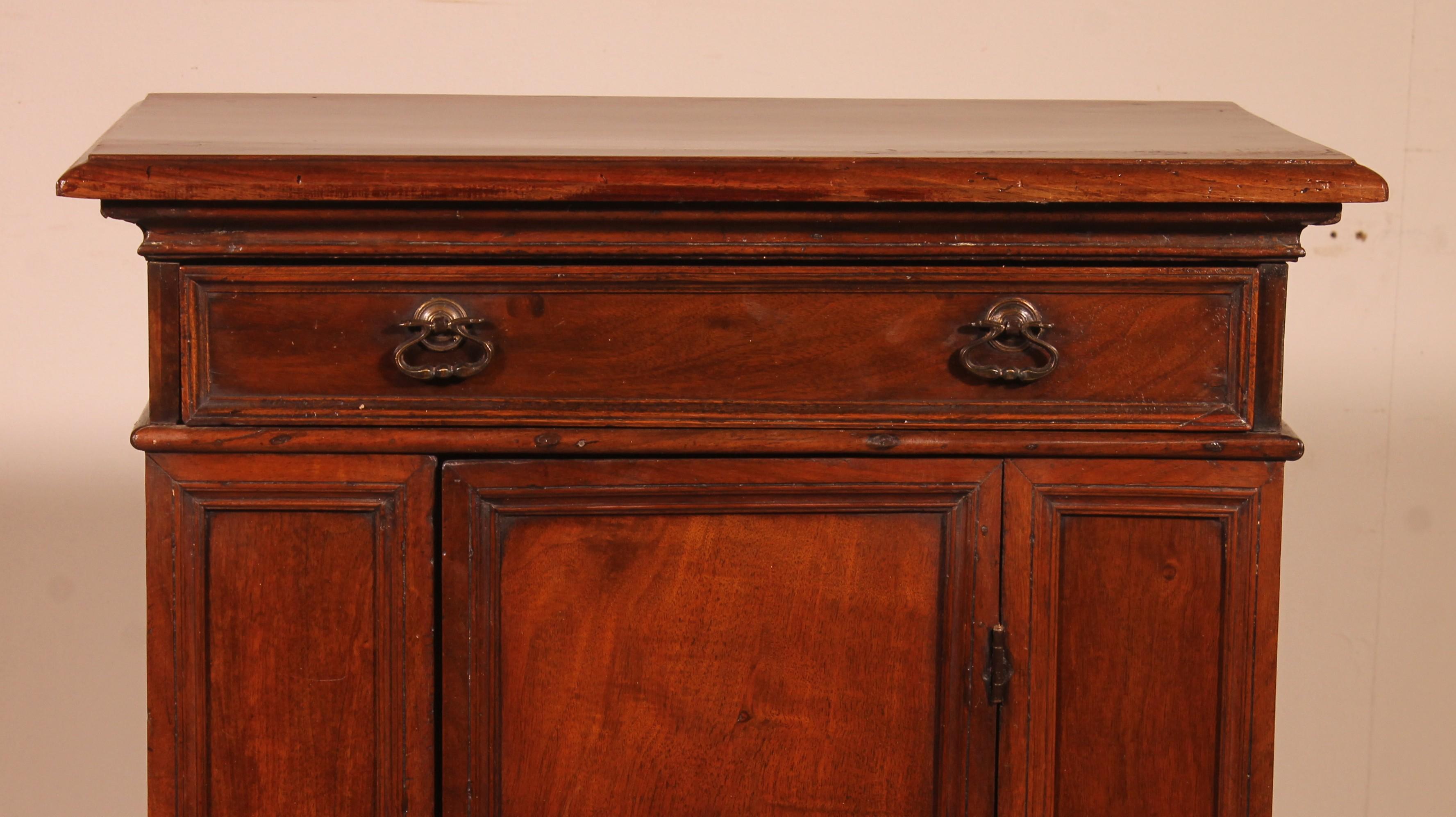 Eleganza di un oratorio o di una piccola credenza in noce del XVII secolo

Bellissimo pezzo di arredamento del XVII secolo italiano composto da una porta con serratura e chiave e un cassetto
un tipico mobile che si trovava nei palazzi d'Italia,