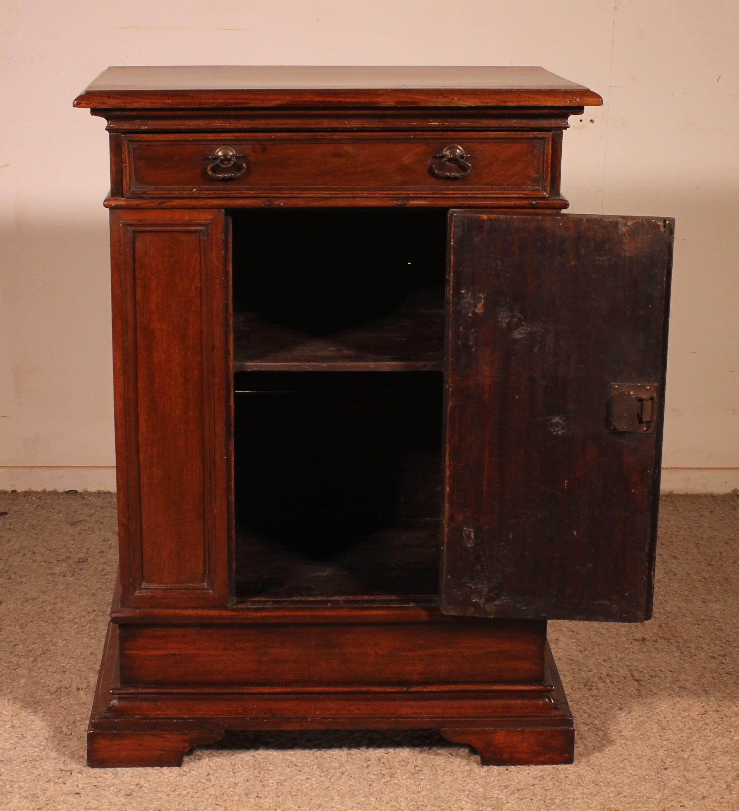 Italiano Oratorio o piccola credenza in noce italiano del XVII secolo in vendita