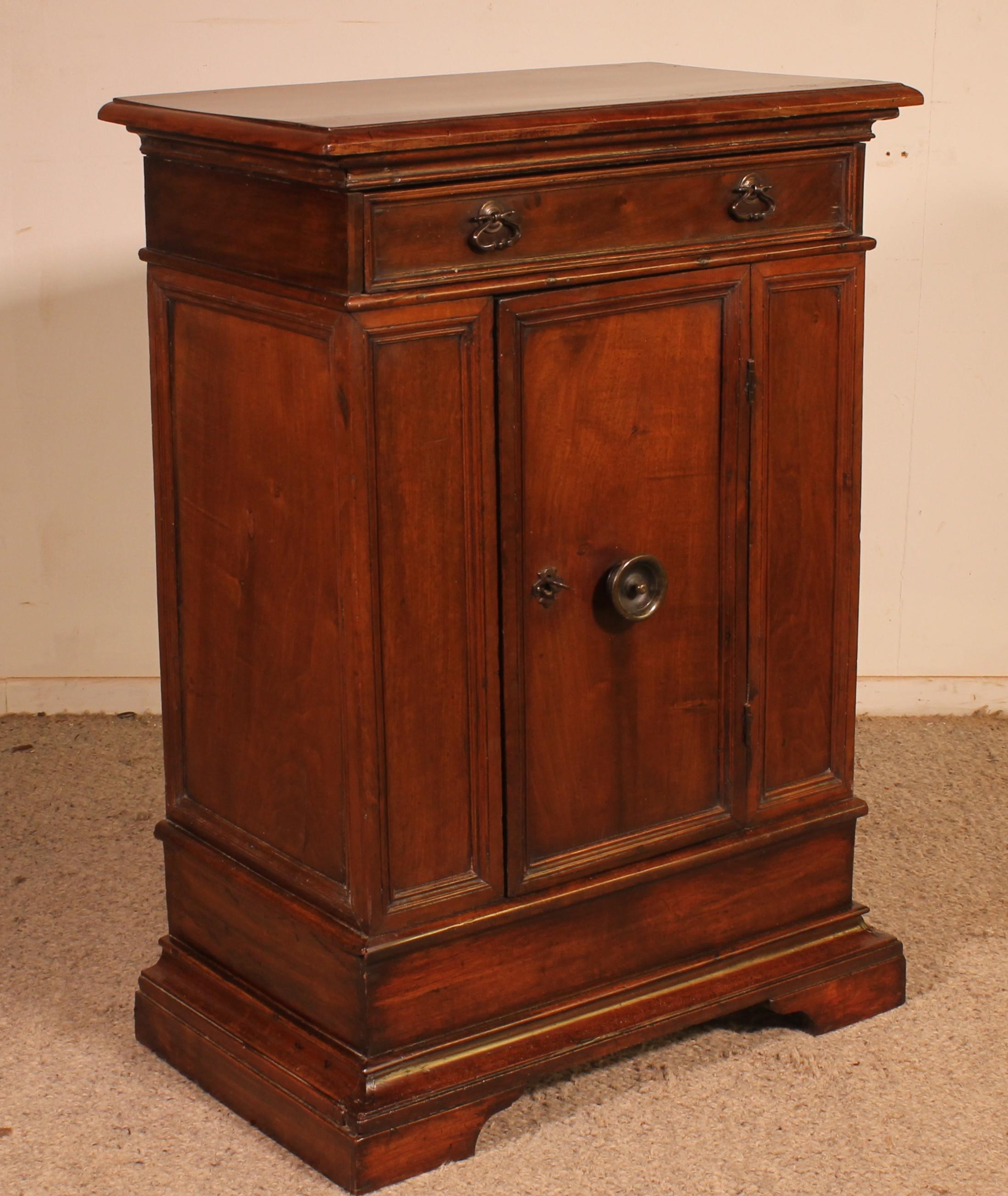 Oratorio o piccola credenza in noce italiano del XVII secolo In condizioni buone in vendita a Brussels, Brussels