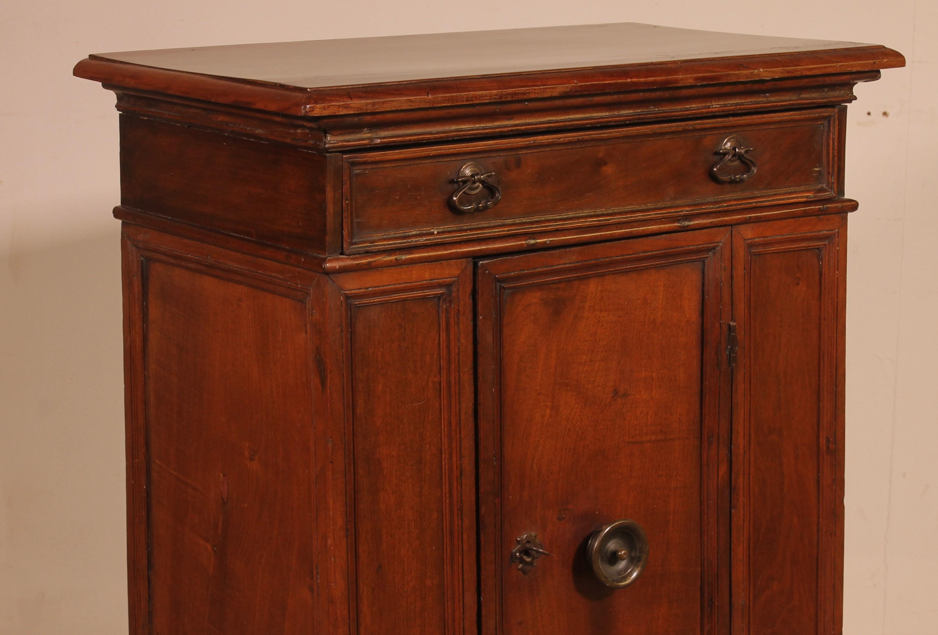 Fino al XVIII secolo Oratorio o piccola credenza in noce italiano del XVII secolo in vendita