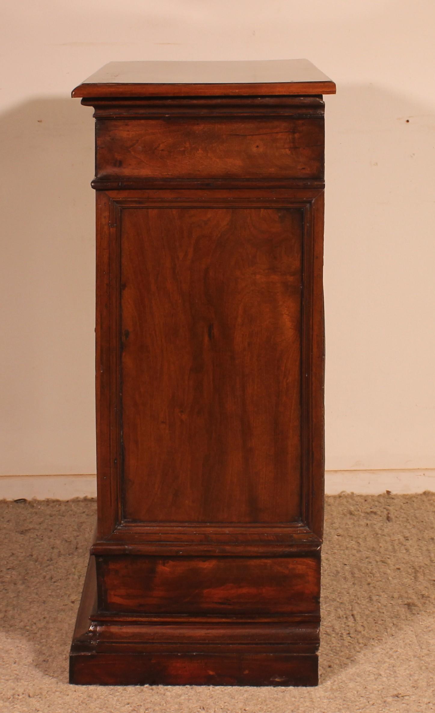 Oratorio o piccola credenza in noce italiano del XVII secolo in vendita 2