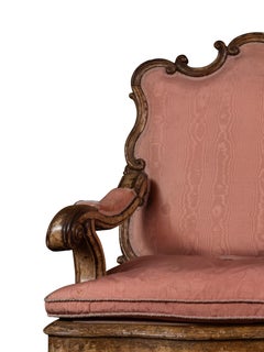 Divano a tre posti in noce del XVII secolo rivestito di seta rosa