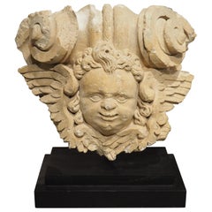 Sculpture française en pierre calcaire du 17e siècle représentant un ange ailé