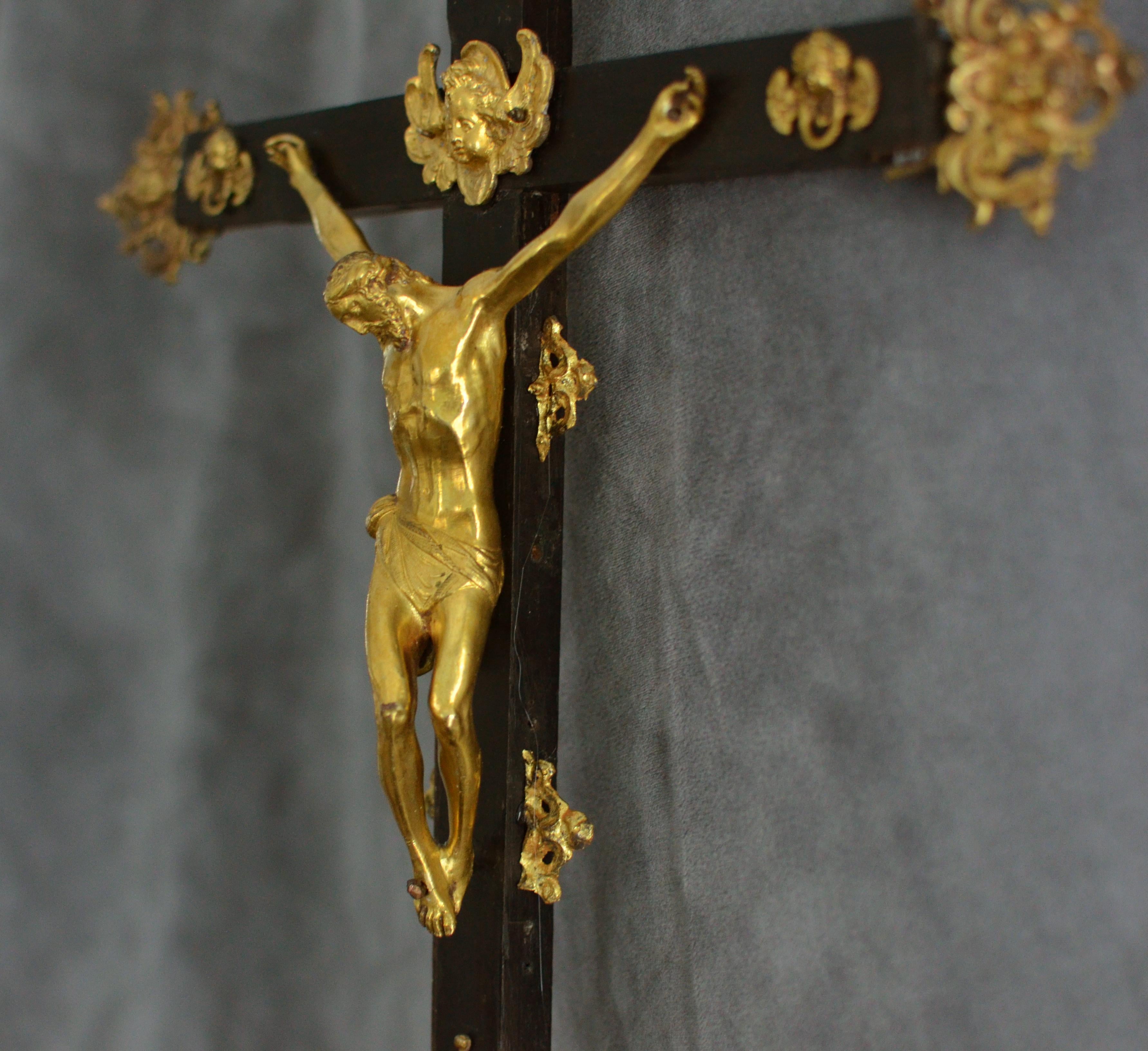 Ein römisches Altarkreuz aus dem 17. Jahrhundert nach Guglielmo della Porta

Ungefähre Größe: 67 x 27 cm

Das vorliegende Altarkreuz, das wahrscheinlich römisch-italienischen Ursprungs ist, stellt eine Christusfigur aus vergoldeter Bronze dar, die