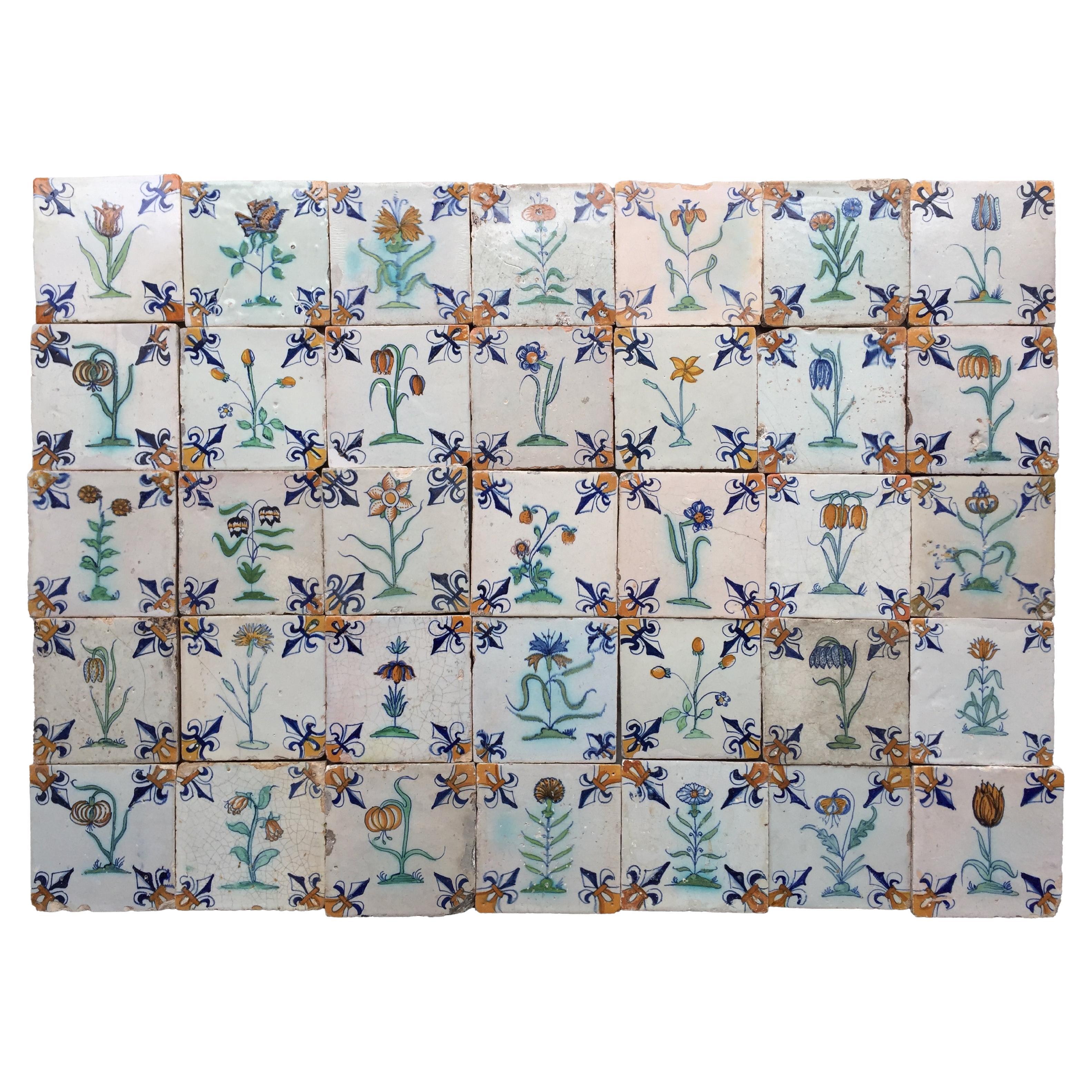 Conjunto del siglo XVII de 35 azulejos policromos holandeses de Delft con flores