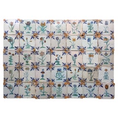 Set di 35 piastrelle olandesi di Delft policrome con fiori del XVII secolo