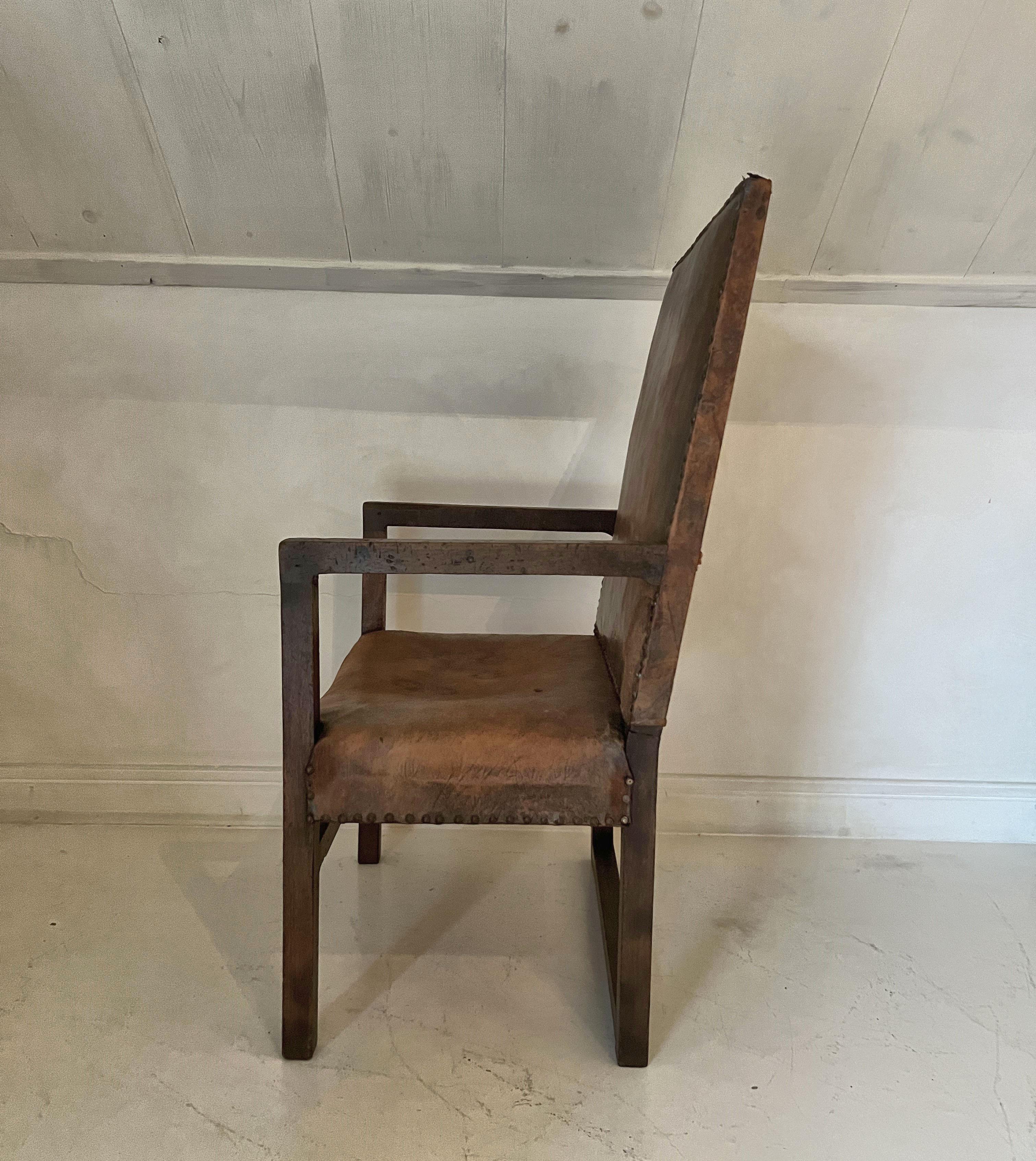 Ein Sessel aus Nussbaum und Leder aus dem 17. Jahrhundert mit modernistischem Touch im Angebot 4