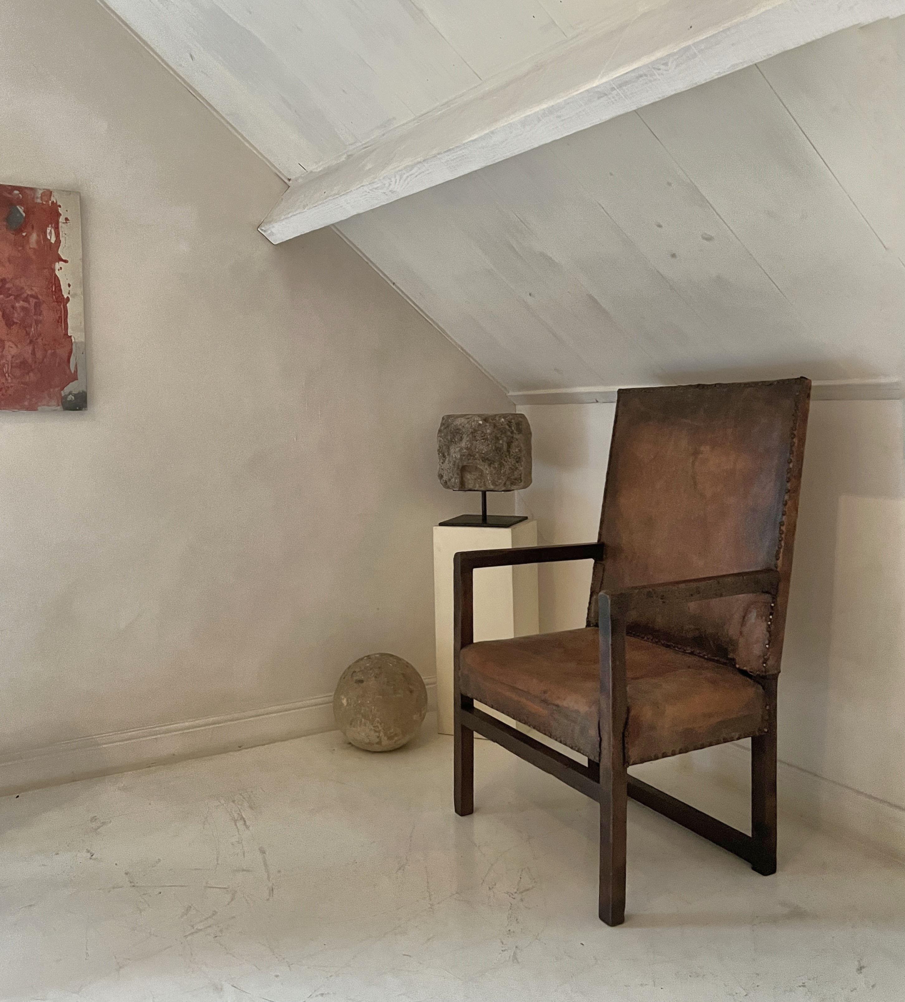 Ein Sessel aus Nussbaum und Leder aus dem 17. Jahrhundert mit modernistischem Touch im Angebot 8